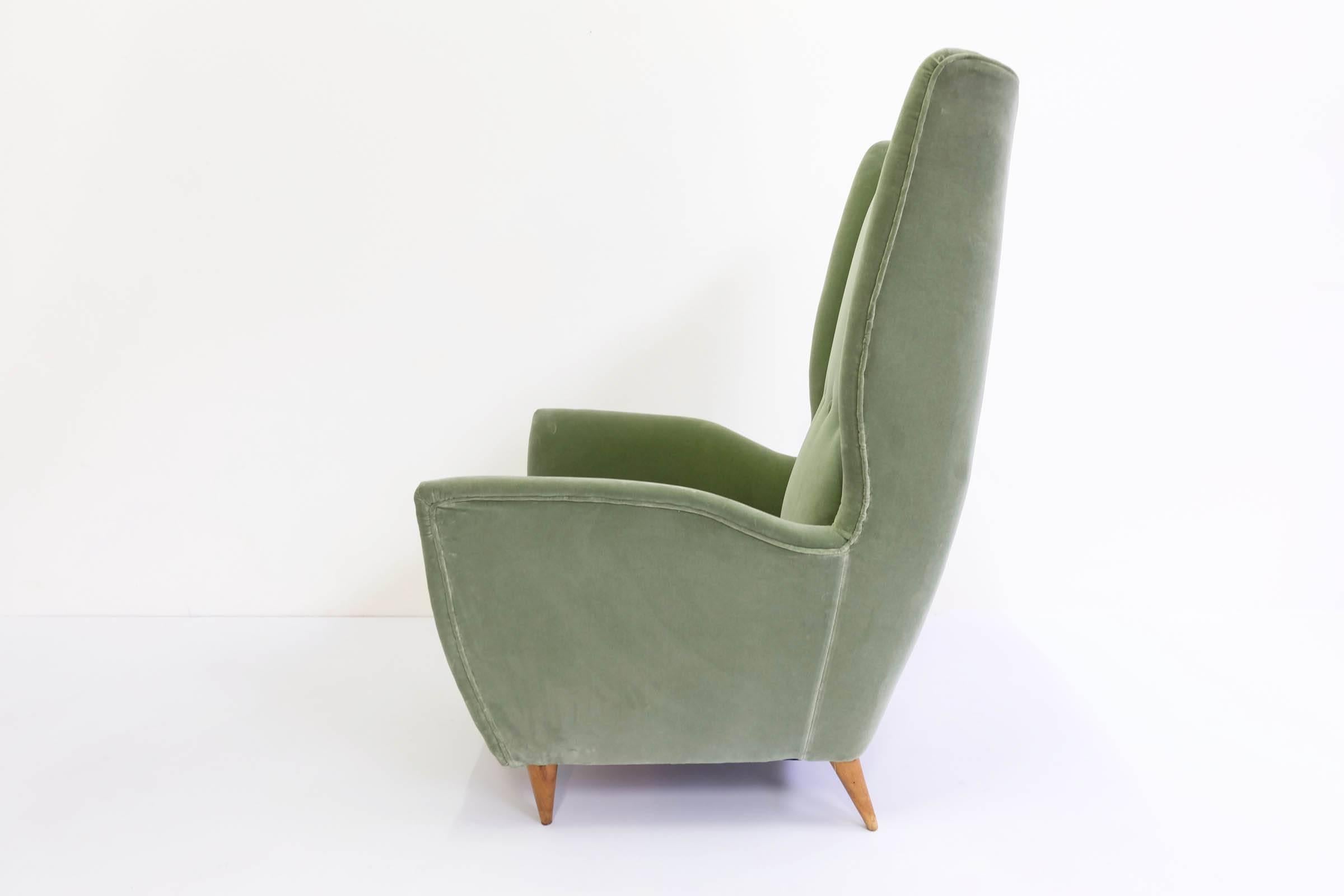Gio Ponti 1950, Cozy Velvet Armchair In Excellent Condition In Morbio Inferiore, CH