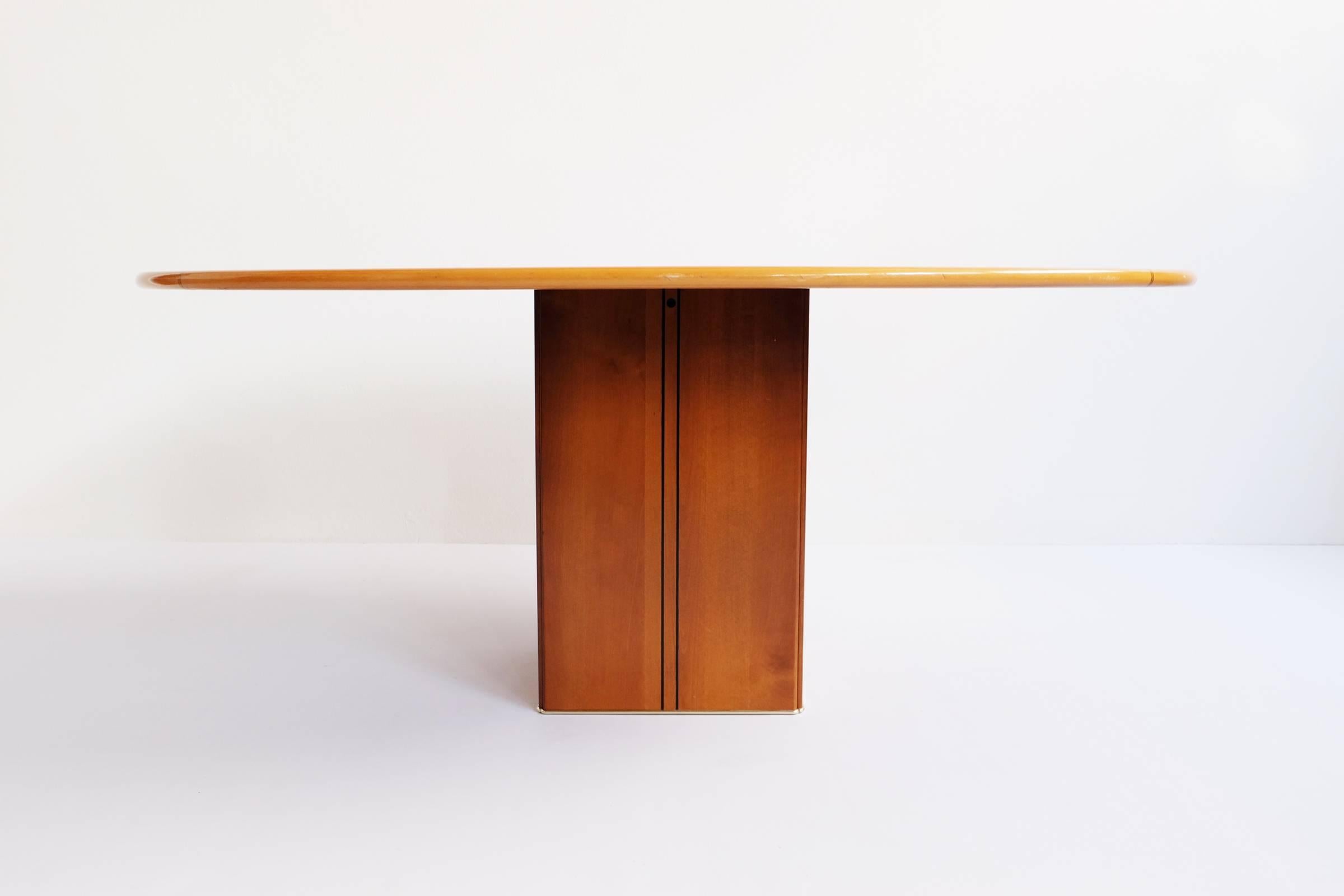 Italian Afra and Tobia Scarpa Luxurious Oval Table Mod, Artona
