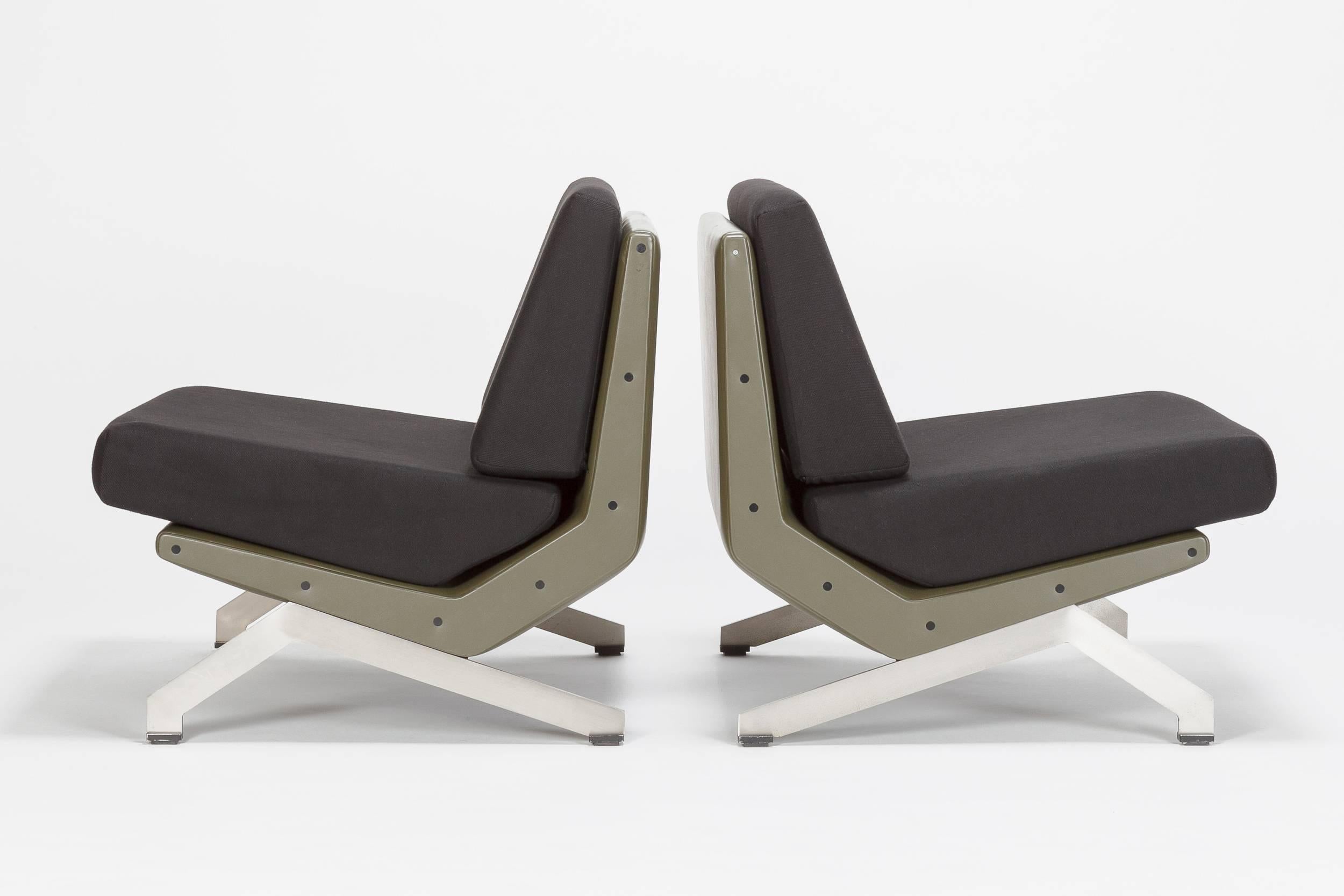 A stunning and rarely seen pair of Gianni Moscatelli lounge chairs, manufactured by Formanova in Italy in the late 1960s. Brushed flat steel base, frame is made of plastic covered with skai leather, new seat cushions covered with a fine cotton