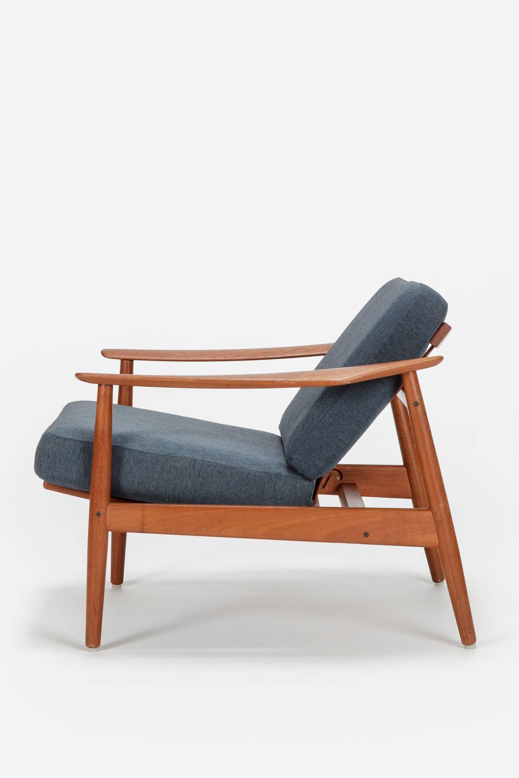 Arne Vodder easy chair model 164 for France & Son, manufactured in the 1960s in Denmark. The position of the back is adjustable. All parts are in their original condition, original springs cushions and cover. The frame was slightly refurbished, the