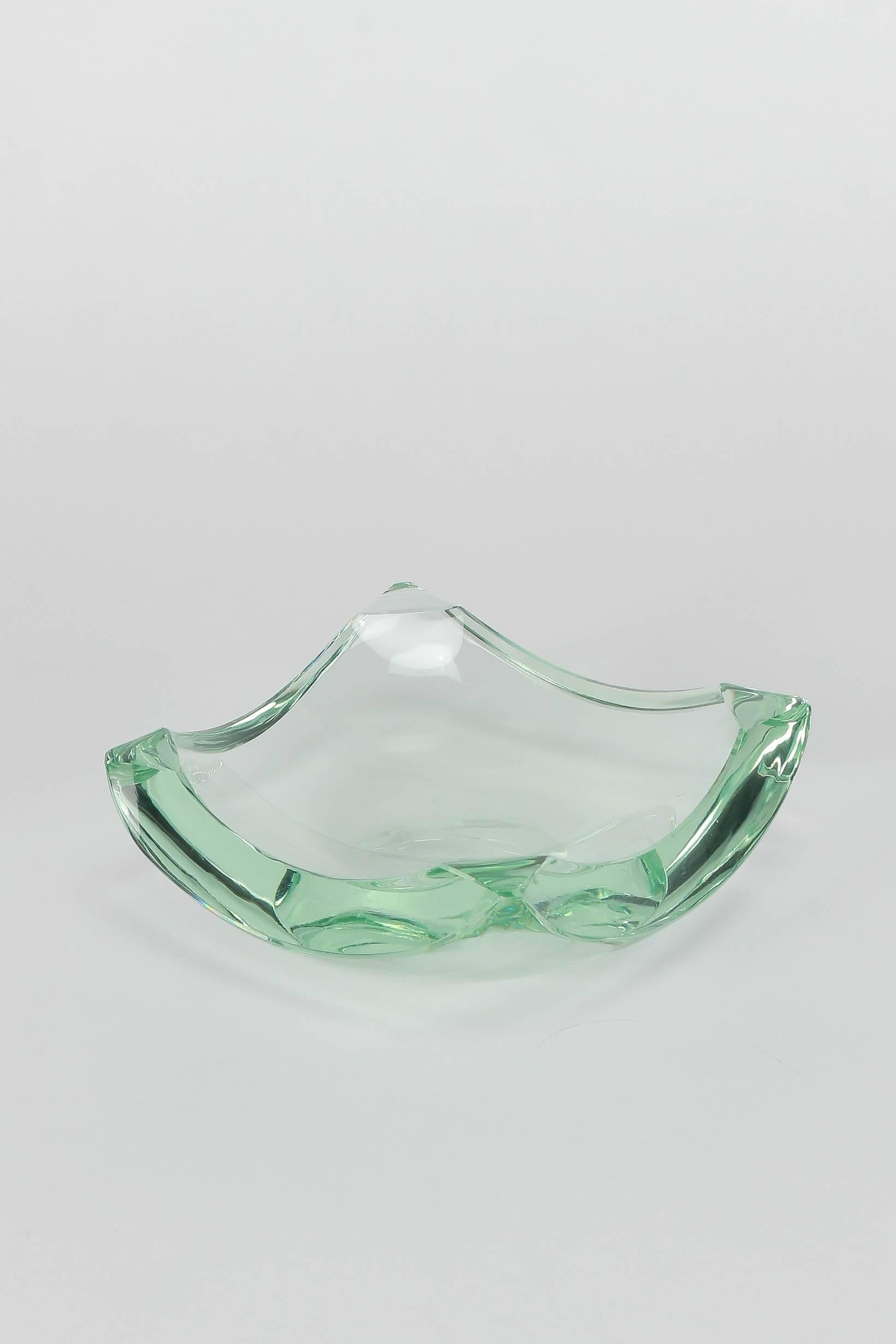 A stunning bowl or ashtray by Erwin Burger for the Italian manufacturer Fontana Arte in the 1950s. Entirely made of glass, flat polished corners.