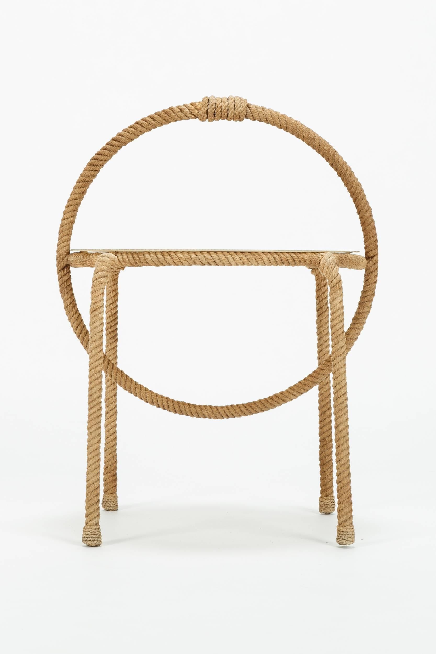 Exceptional tray table by Adrien Audoux & Frida Minet, manufactured by Vibo in France in the 1950s. Frame is made of rope, tray is made of fiberglass and can be used for serving.