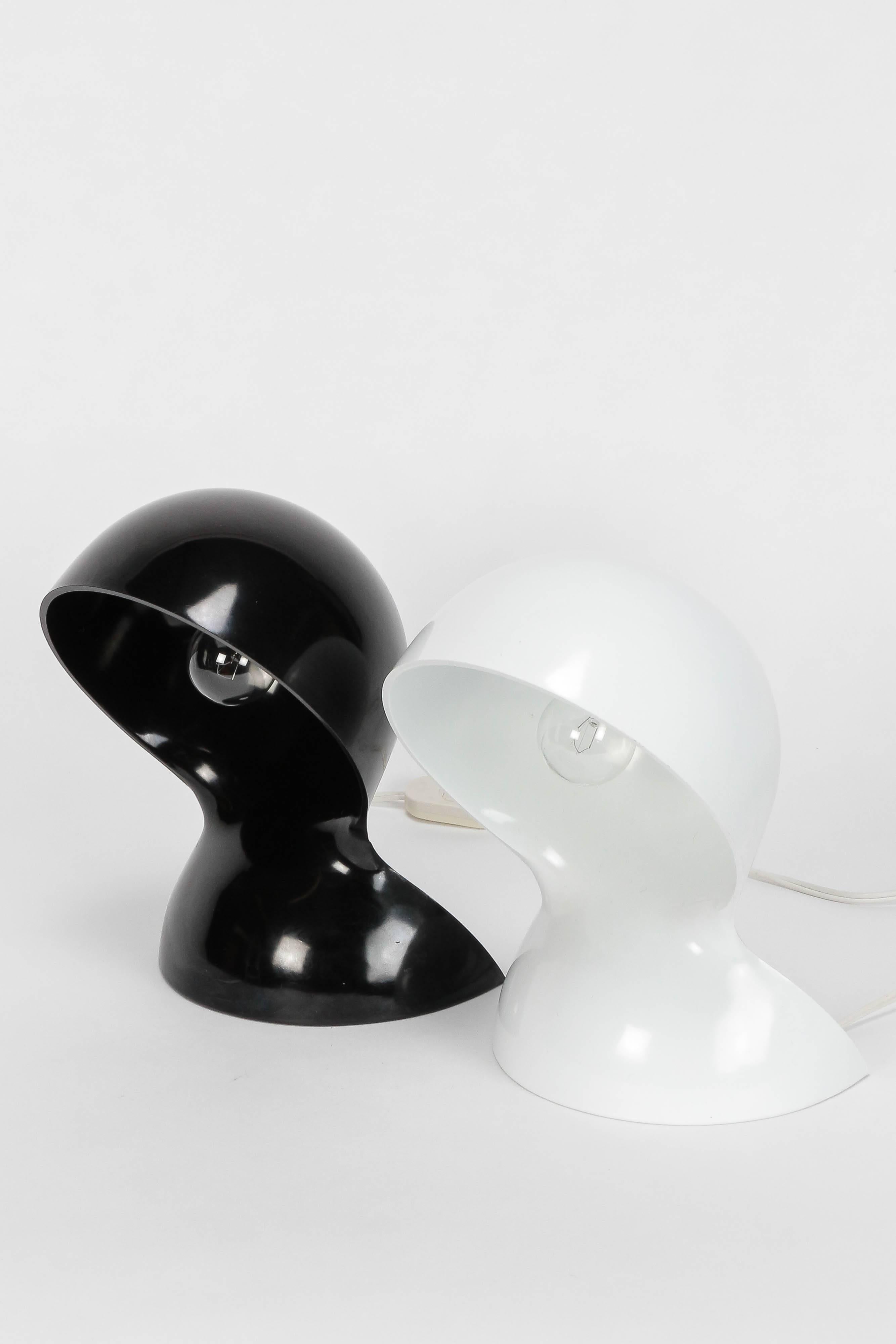 Wonderful pair of Dalù table lamps designed by Vico Magistretti in 1969 for the Italian manufacturer Artemide, early version made of black and white melamine. The incredible one-piece design of the Dalù lamp is an absolute icon of modern design.