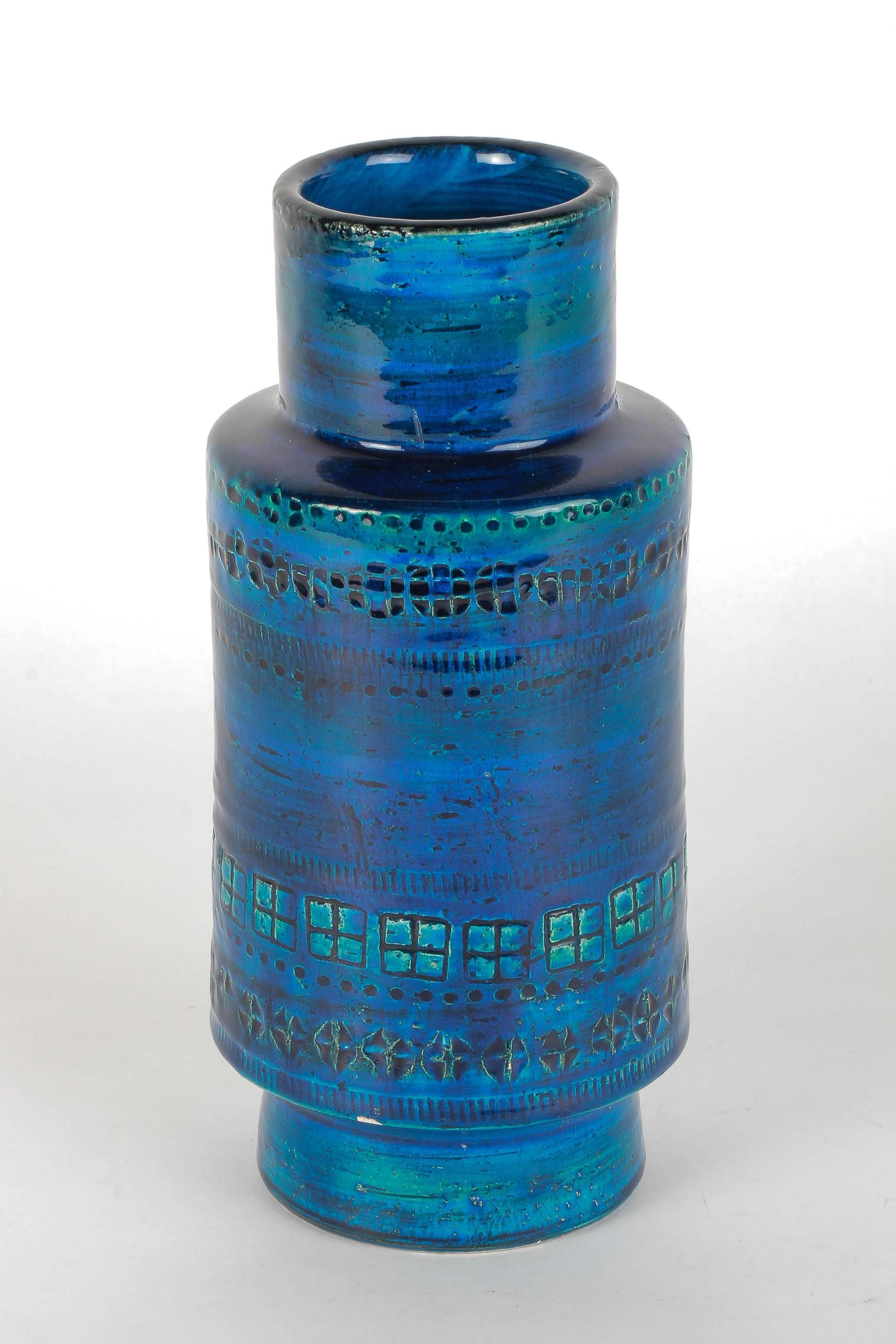 Aldo Londi vase manufactured by Bitossi in Italy in the 1950s. Vase of the famous Rimini Blu series that includes over 150 different designs. Characteristic pattern in vibrant blue colors.