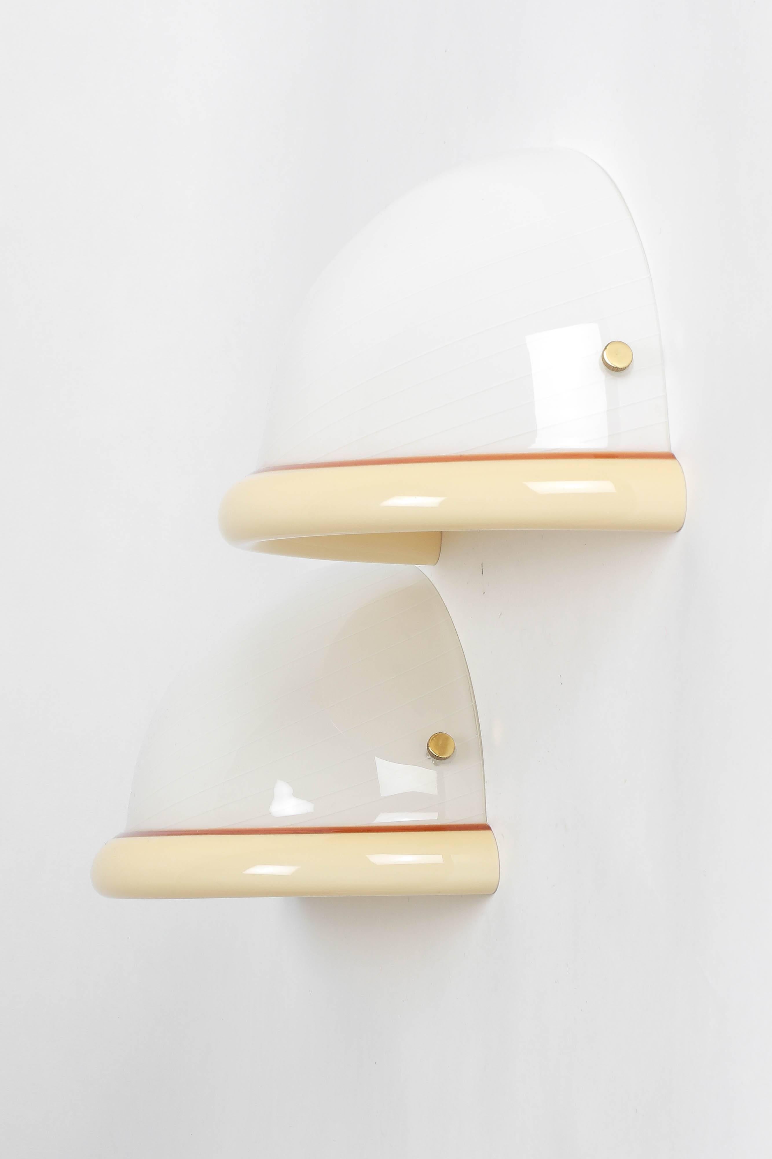 Wonderful pair of high-end Murano glass sconces, handmade Vetri Murano, designed and manufactured by Renato Toso in Italy in the late 1960s. Made of very thick mouth blown glass in opaque white with translucent stripes and a bent glass border in