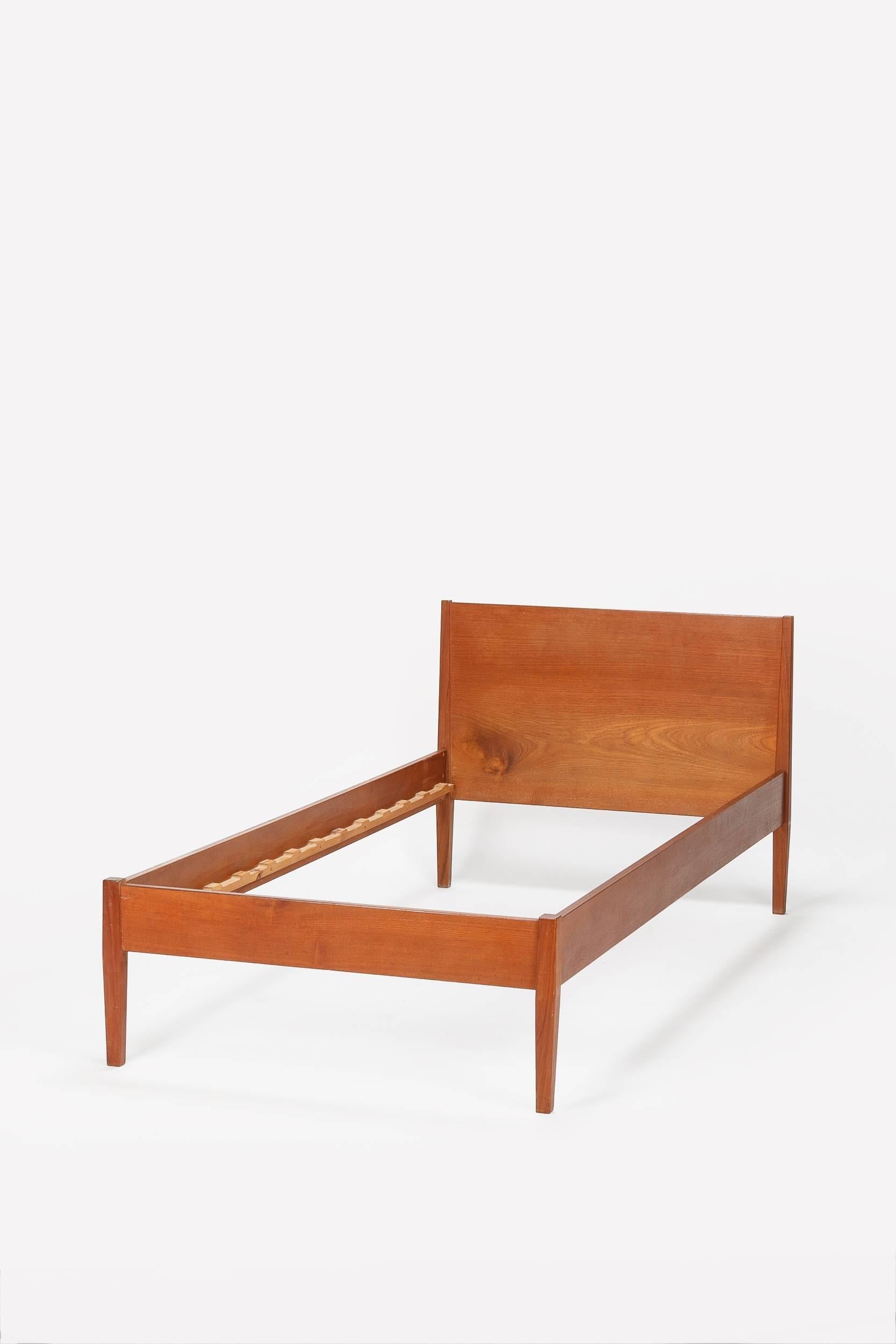 Beautiful Kaj winding teak bed manufactured by Poul Hundevad Vamdrup in Denmark in the 1960s. Very elegant shape, easy mounting with plug connections. Sprung slats made of solid beech. 