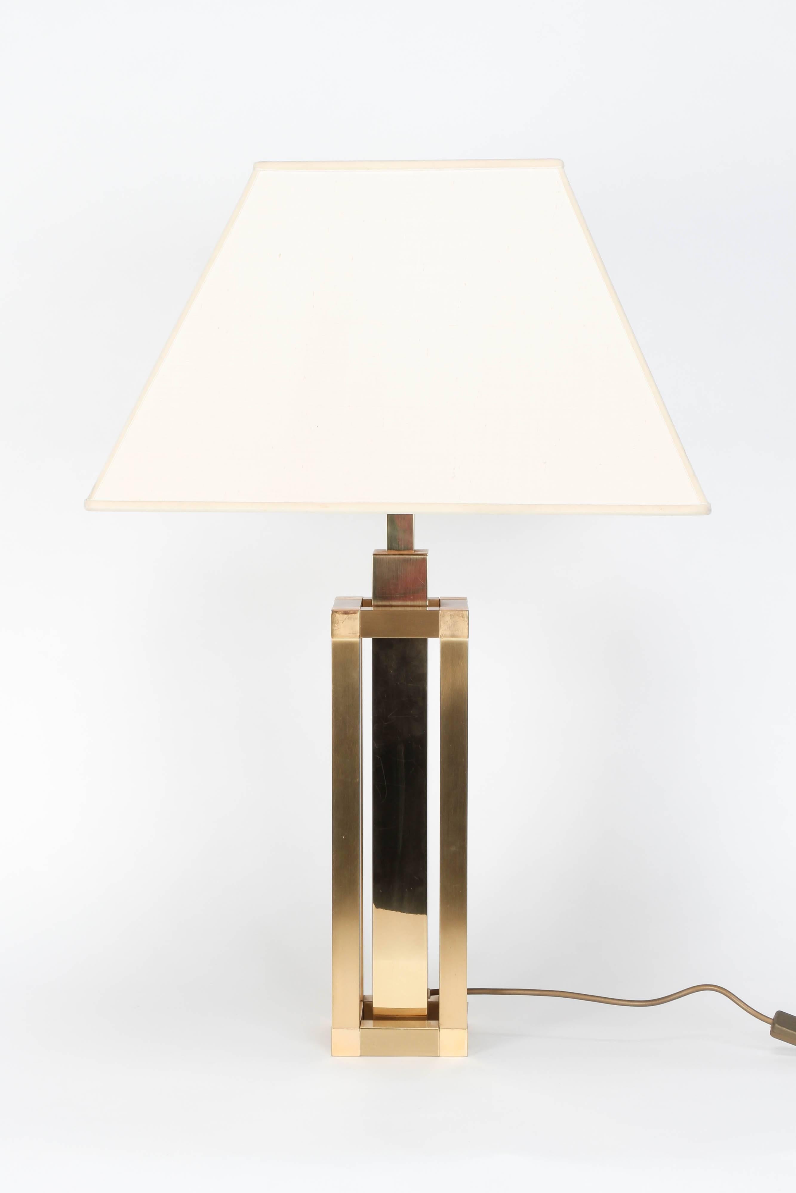 Rare Romeo Rega table lamp manufactured in the 1970s. Geometrical stem made of brass, dull and polished parts, original raw silk shade.