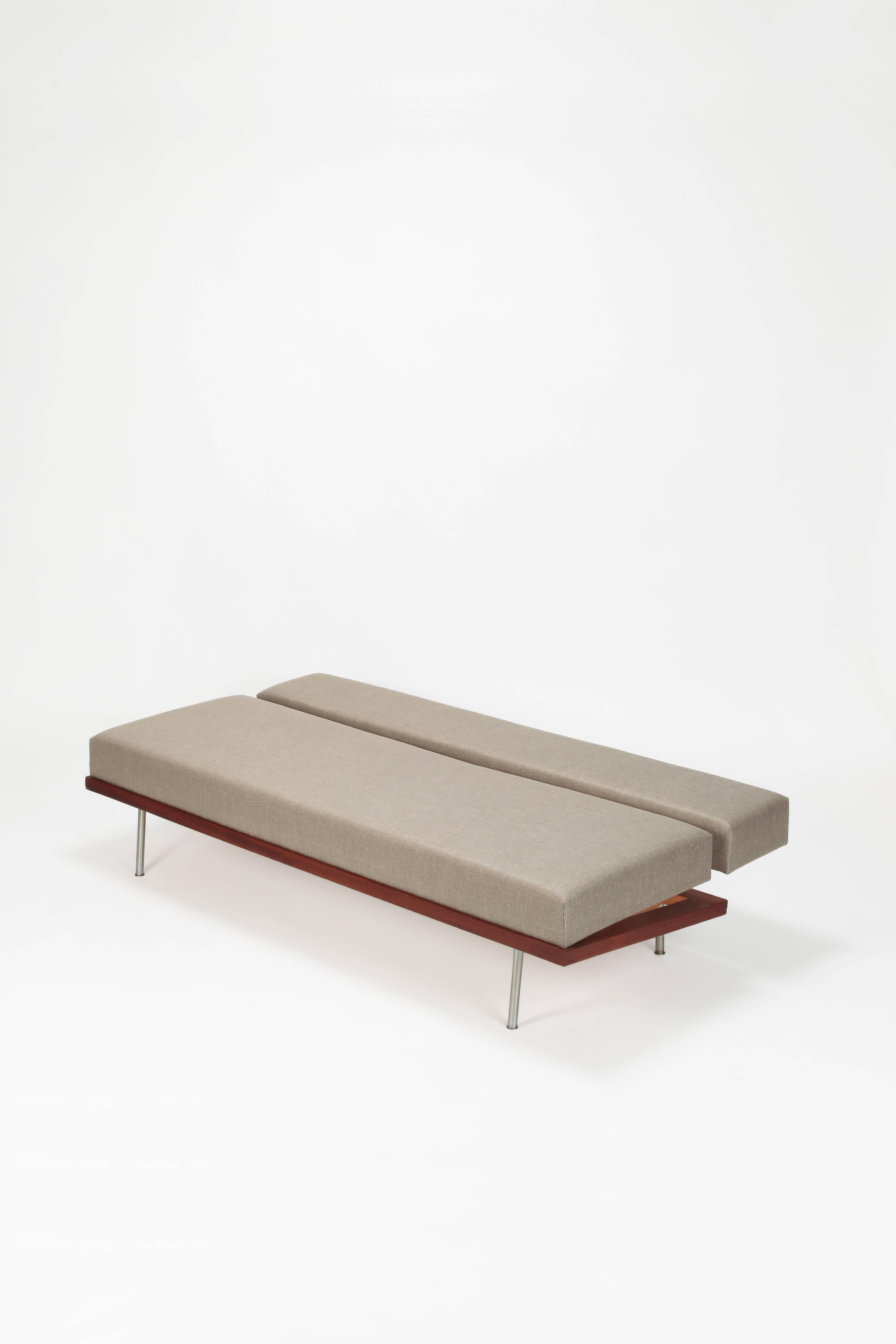 Hugo Peters daybed manufactured in Switzerland in the 1950s. The position of the back is adjustable, new upholstery covered with linen.