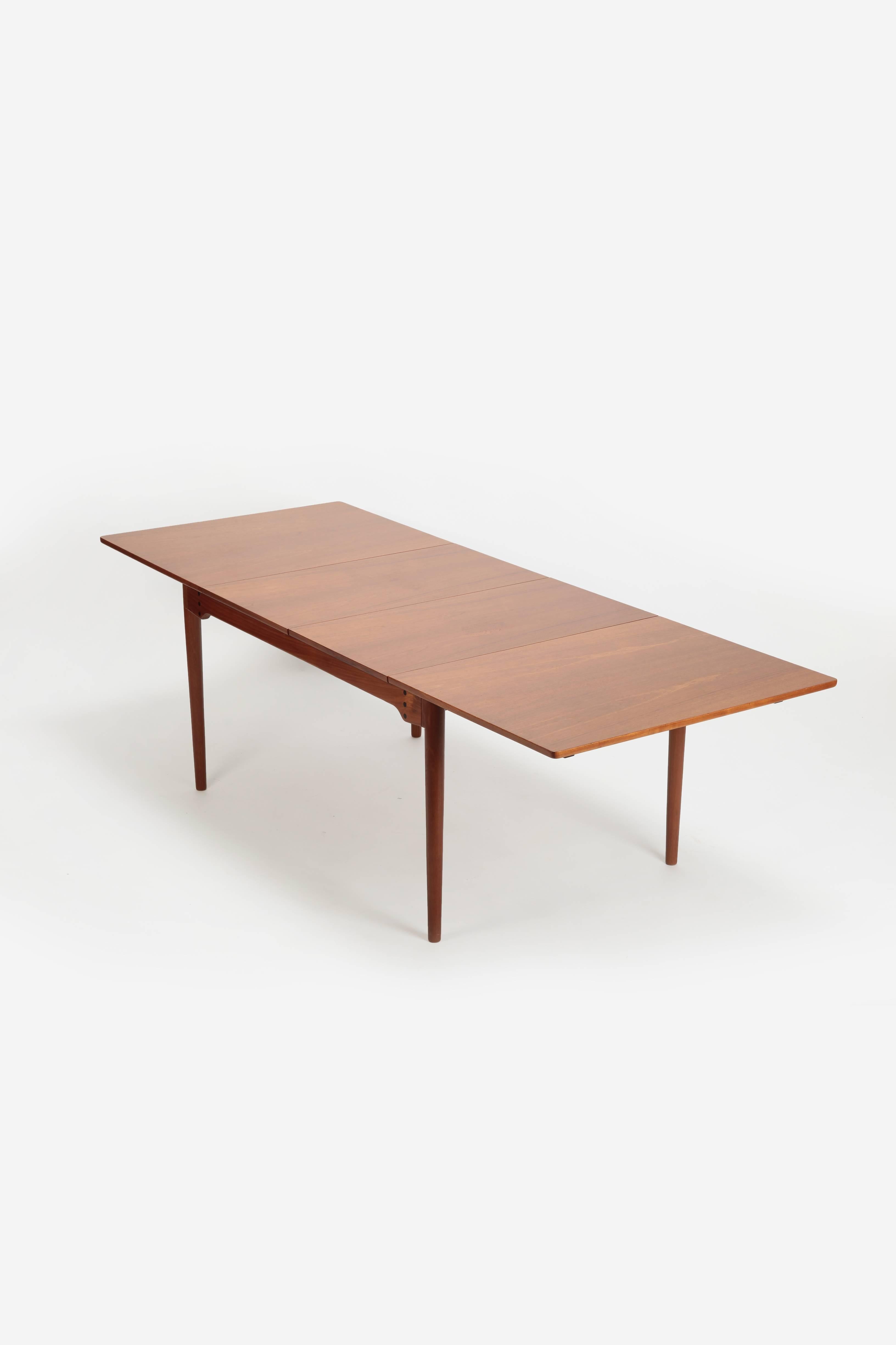 Finn Juhl teak dining table manufactured by France & Son in the 1950s. This table has one of the simplest and most elegant leaf storage designs. Maximum length 240 cm.