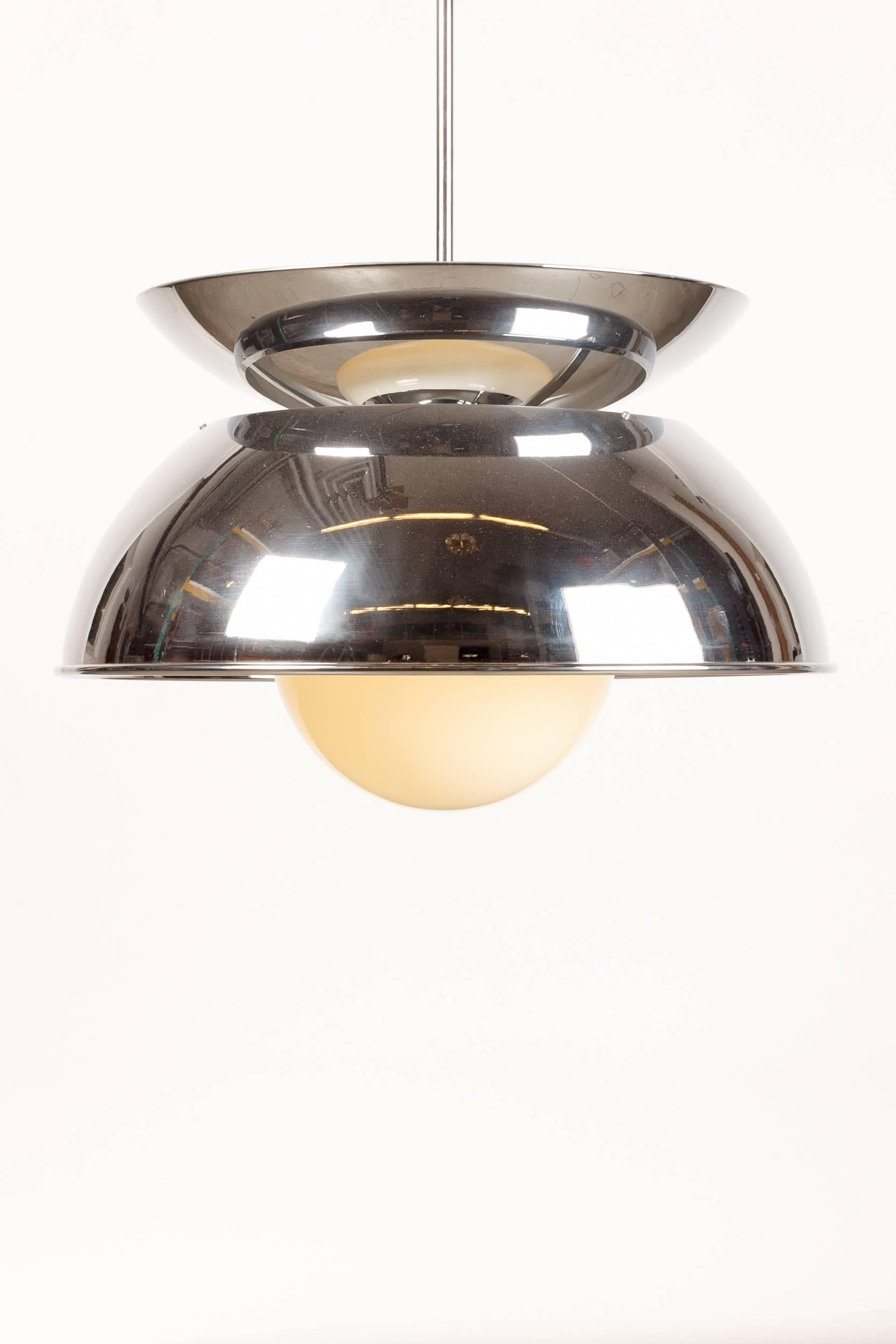 A wonderful and rarely seen huge Vico Magistretti lamp, model Cetra, designed in 1964 for Artemide, Italy. Special version in chromed metal, opaline glass ball over light bulb and three light bulbs on top to provide an uplight.
Height from ceiling: