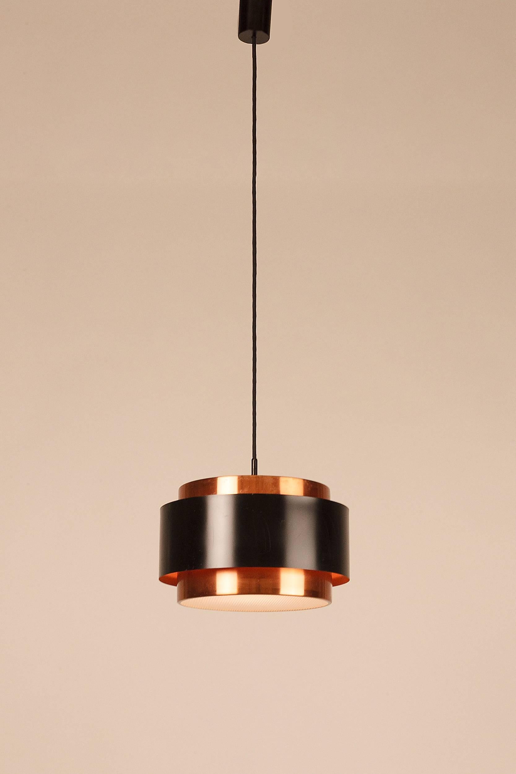 Wonderful Jo Hammerborg Saturn pendant lamp, designed in 1960 and manufactured by Fog & Morup in Denmark. Due to the copper ring the lamp spends a very warm and comfortable light. The diffusers are made of lucite.
Height with cable: 100cm and