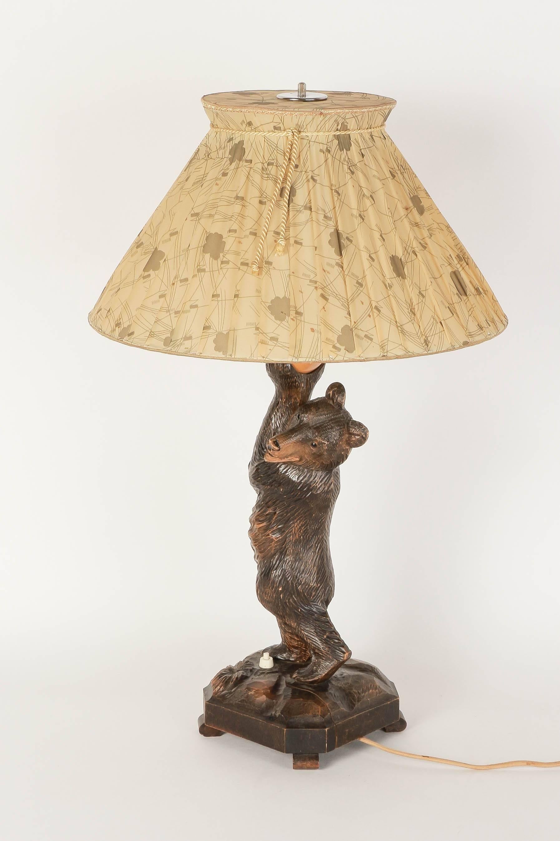 German Black Forest hand-carved bear table lamp from the 1940s. Original lampshade, hand-carved wood. 
