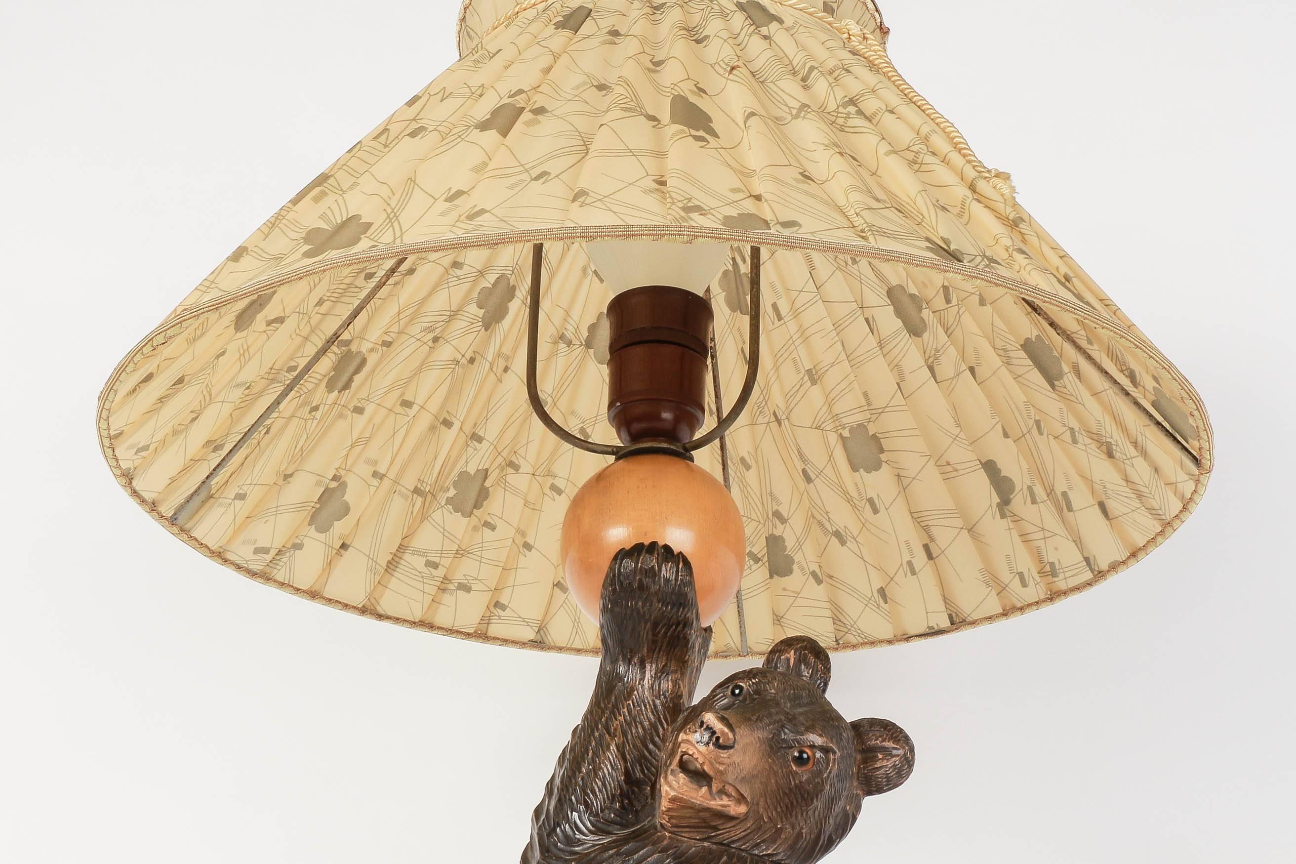 Stained German Black Forest Hand-Carved Bear Table Lamp, 1940s