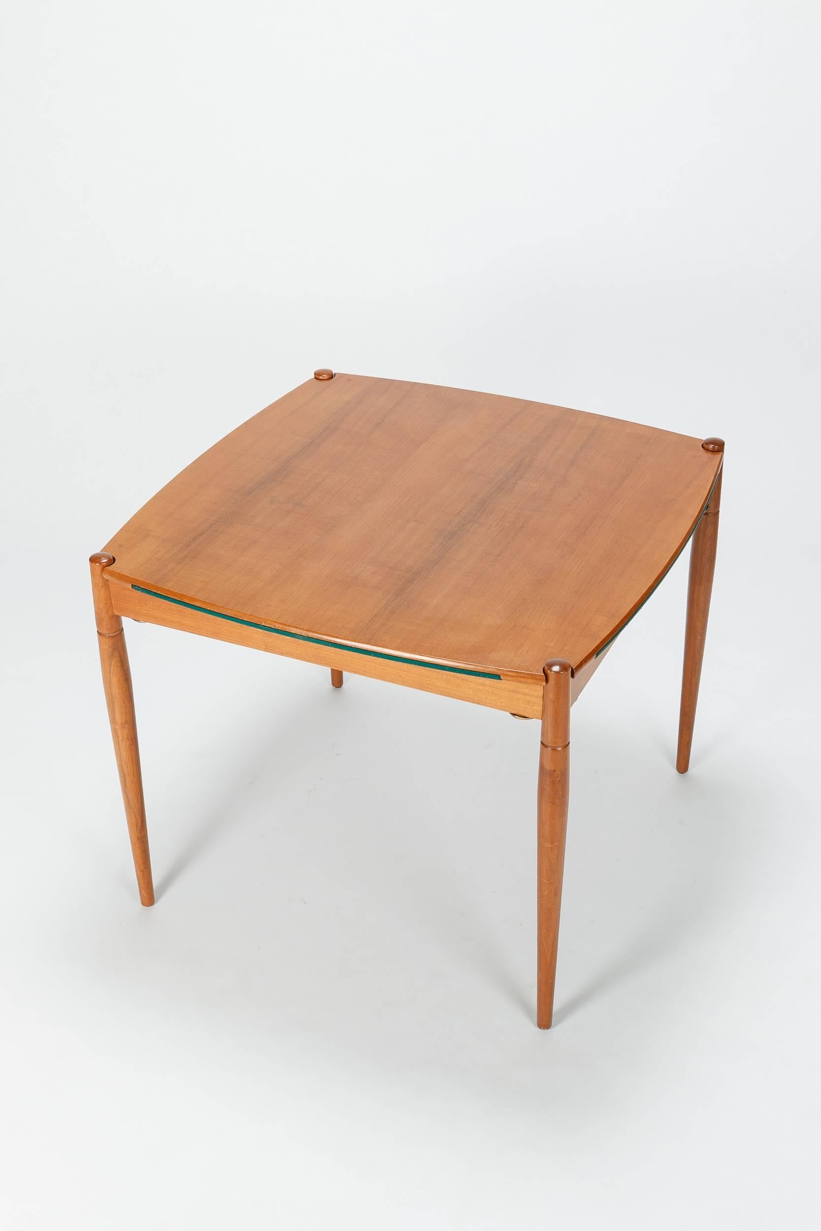 Wonderful and well-known Gio Ponti game table designed in 1958 and manufactured by Fratelli Reguitty in Italy. The table is made of beech and has a reversible tabletop in veneered walnut and a green felt top with storage space underneath. Each