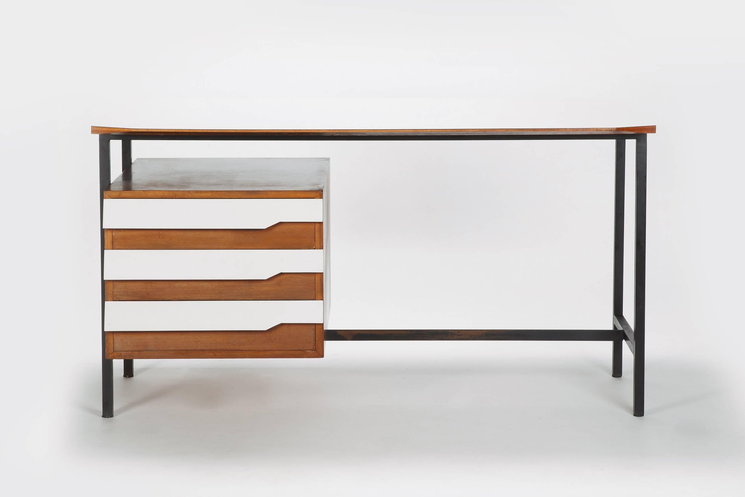 Stunning Vittorio Dassi desk manufactured in Italy in the 1950s. The body is made of mahogany with a white Formica tabletop and contrasting white drawers, the legs are made of black lacquered steel tube. High-quality craftsmanship with wonderful