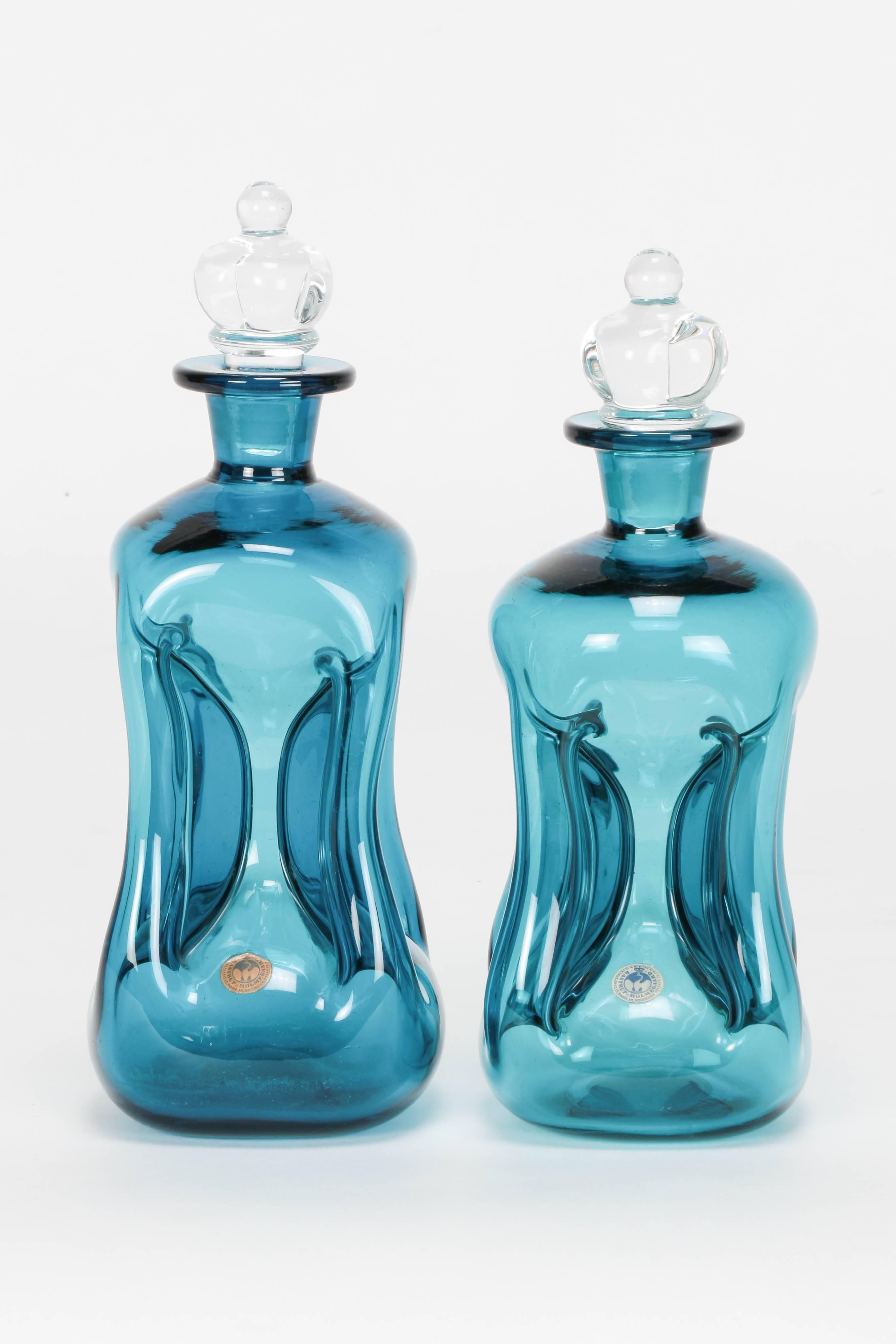 Pair of Jacob E. Bang kluk kluk decanters from the 1960s. The Danish architect designed this turquoise blue mouth-blown decanter made of crystal glass for the glass manufacturer Holmegaard-Kastrup. The stopper is made of clear glass. The vessels are