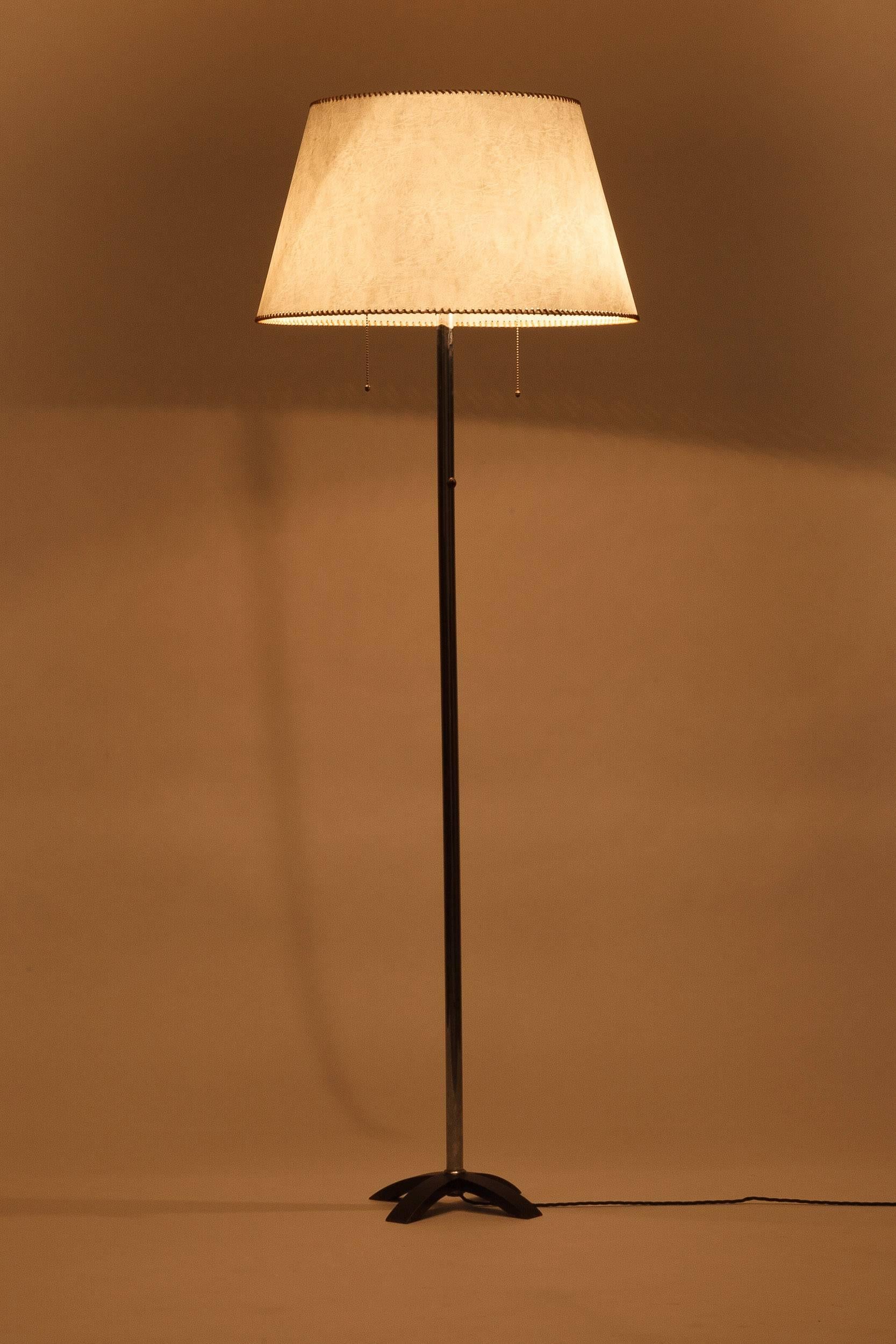 Beautifully worked floor lamp manufactured between 1925-1935 in Germany, evident Bauhaus shape. Stem made of stainless steel with Bakelite shift, foot of cast iron and bucket of white metal, all original components. The lamp is newly wired, new