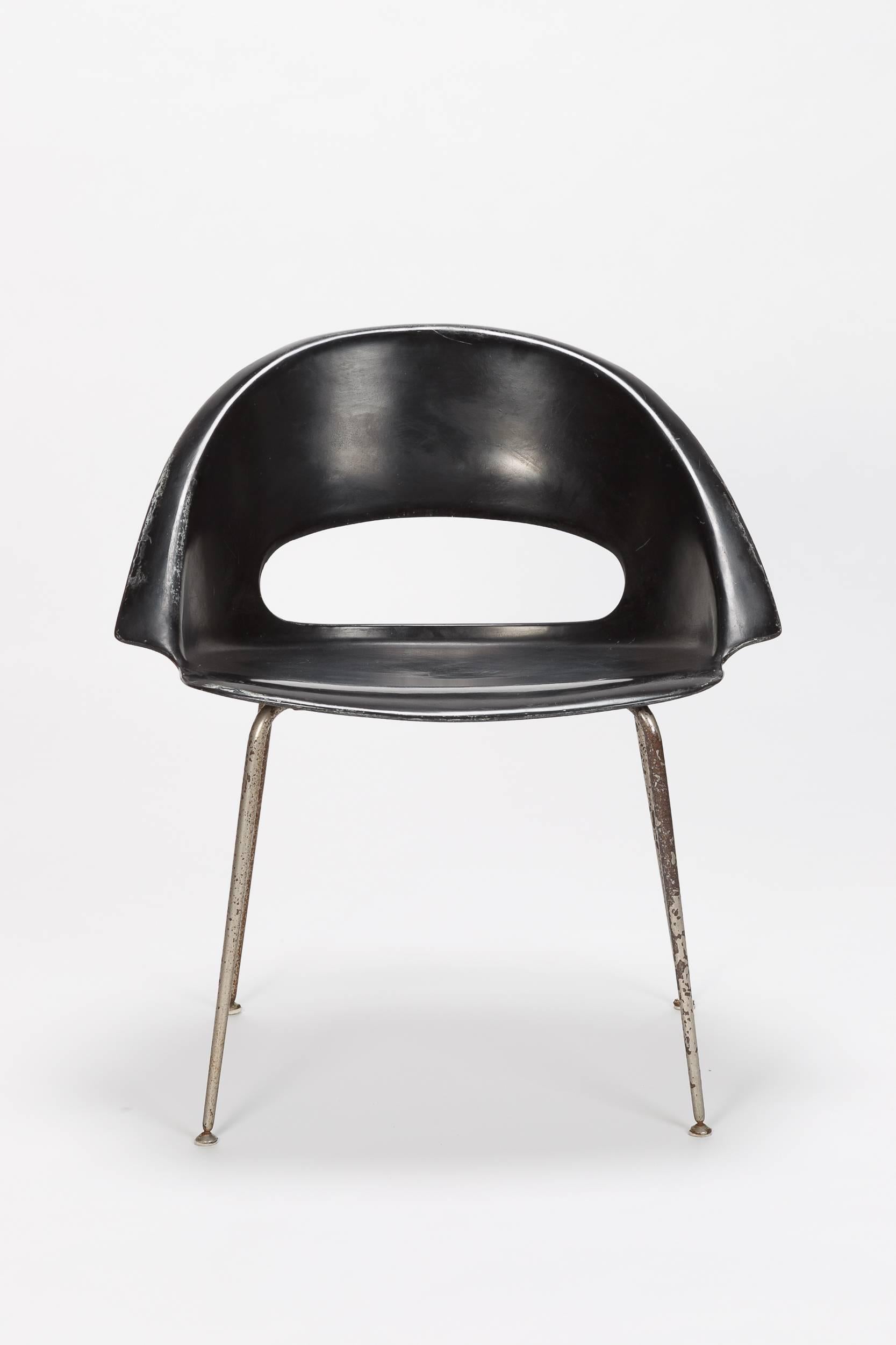 Very seldom Kay Lyngfeldt Larsen & Steen Ejiler Rasmussen chair model BO 33 designed 1955 in a rare collaboration between the designers. The chair has been manufactured by Bovirke in Denmark and remains the only plastic object. The design icon