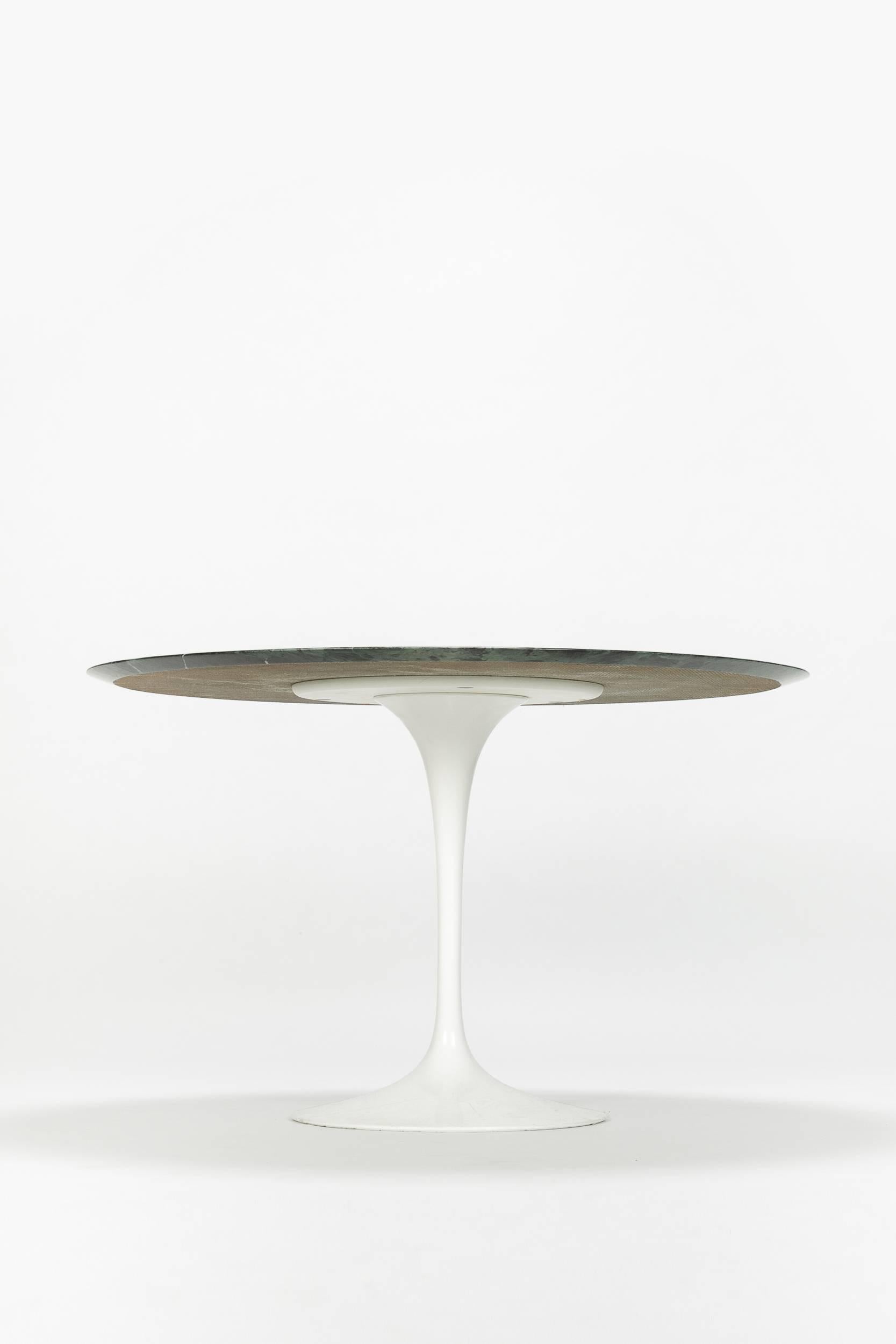 Saarinen table with a beautiful green marble “Verdi Alpi” tabletop. Base made of white powder coated metal. This model has been specially manufactured in the 1970s for a company in Paris.