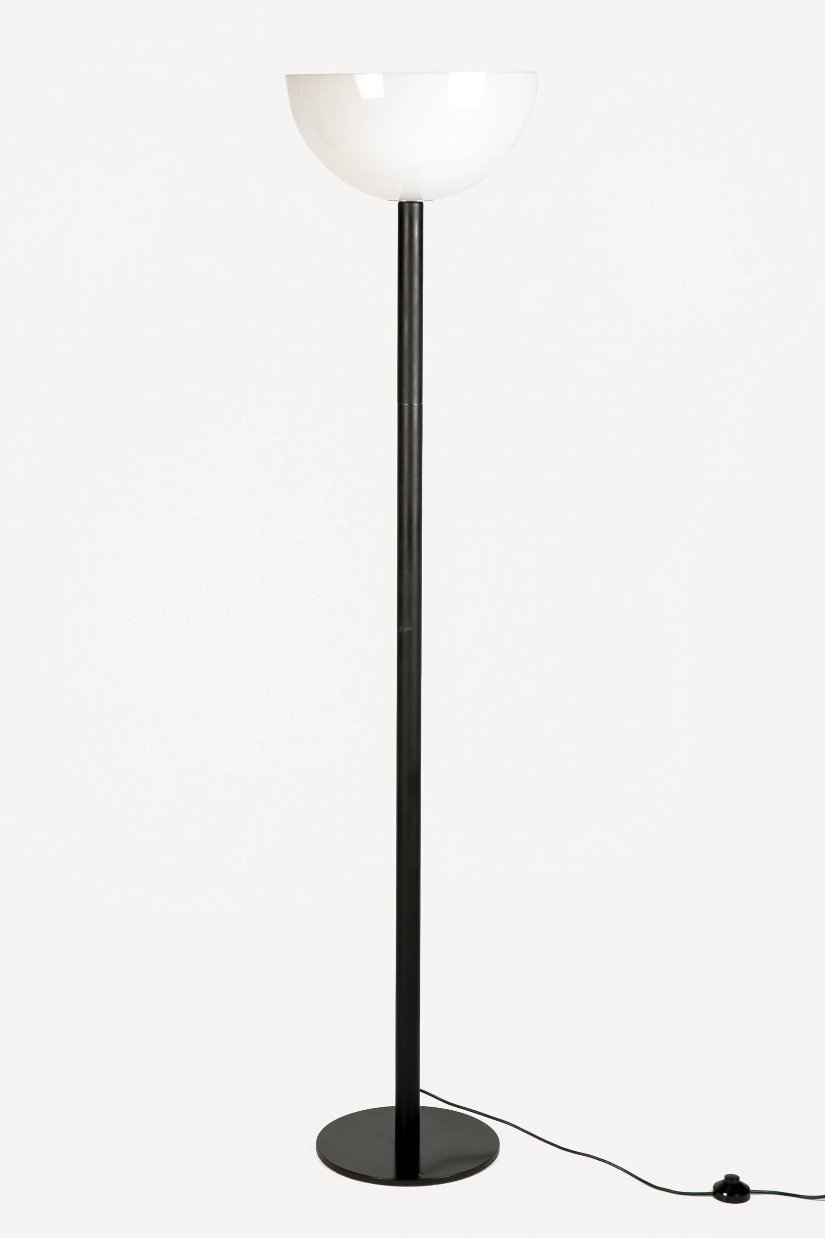 Beautiful Baltensweiler floor lamp by Ueli bergère, manufactured in the 1970s in Switzerland. Flexible aluminium tube, the lampshade can be brought in various kinds of position. Lampshade made of white plastic, stem of black powder-coated metal.