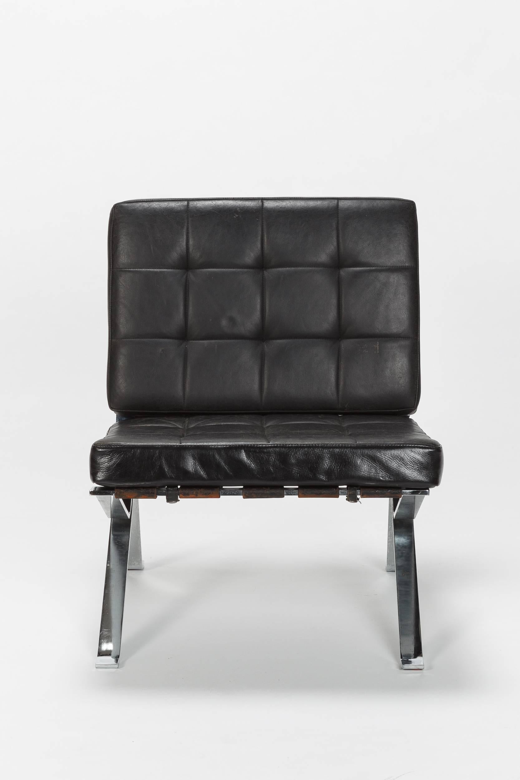 Walter Frey lounge chair from the 1950/60s designed for Stella. Base of stainless steel, black leather straps, loose-fitting cushions made of black leather on the top side, Vinyl fabrics on the bottom side. Slightly refurbished with leather of the