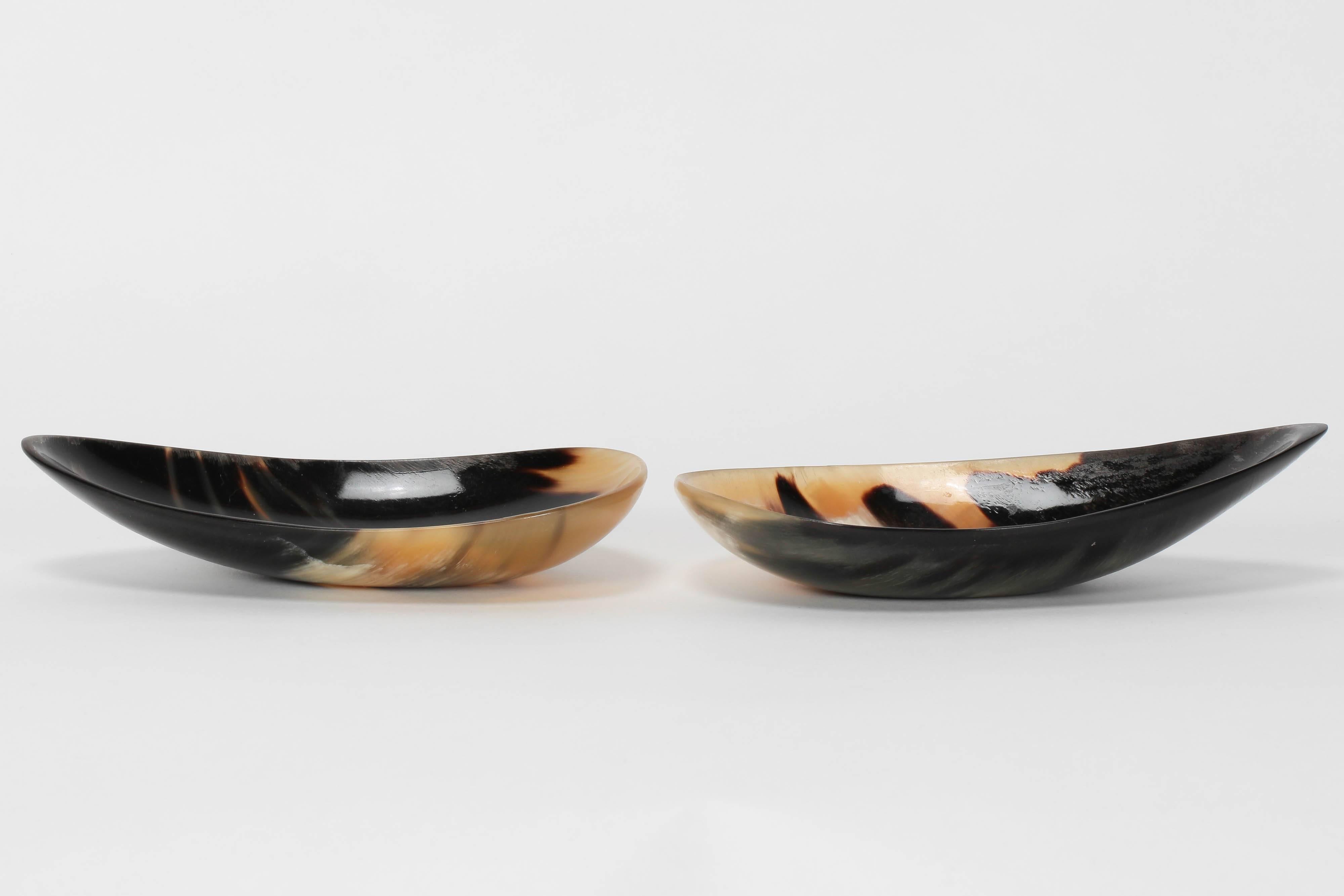 Lovely pair of Carl Auböck horn bowls, manufactured in the 1950s in the Carl Auböck workshop in Austria. Slight difference of size between the two bowls.