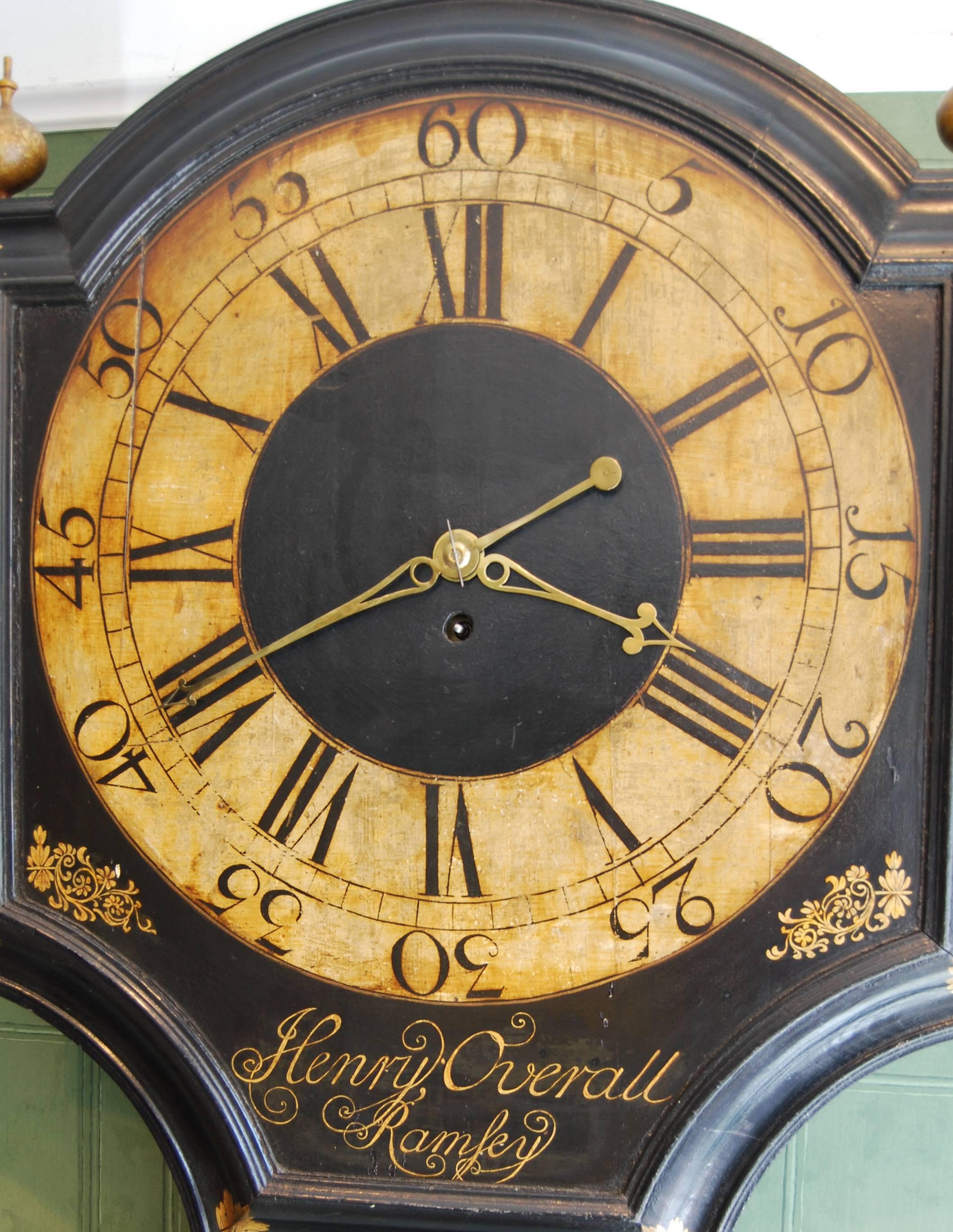 George III Black Lacquer Tavern Clock by Henry Overall of Ramsey In Good Condition For Sale In Witney, OXFORDSHIRE