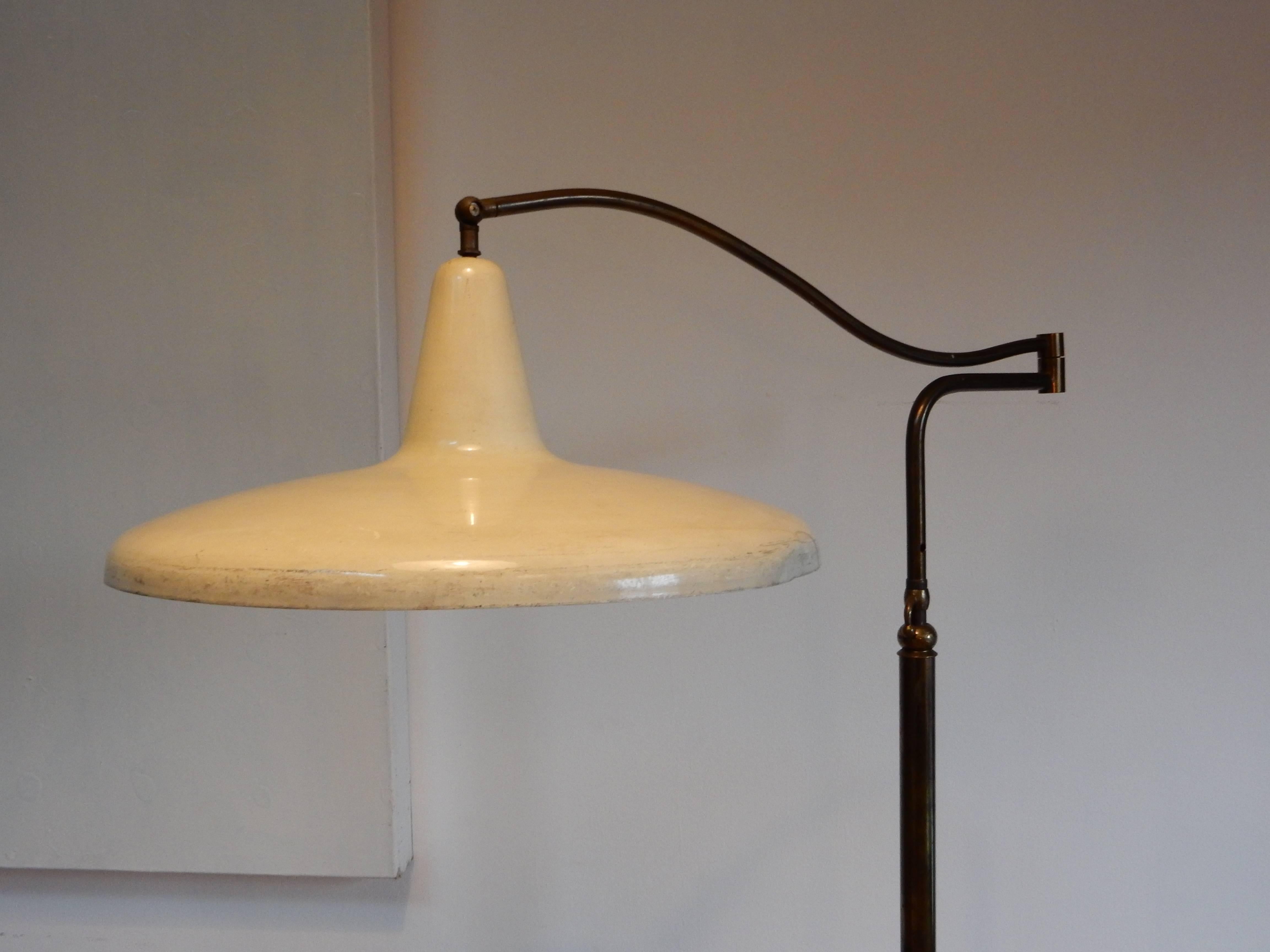 An italian floor lamp made of brass and white laCquered steel in original condition attribued to Stilnovo