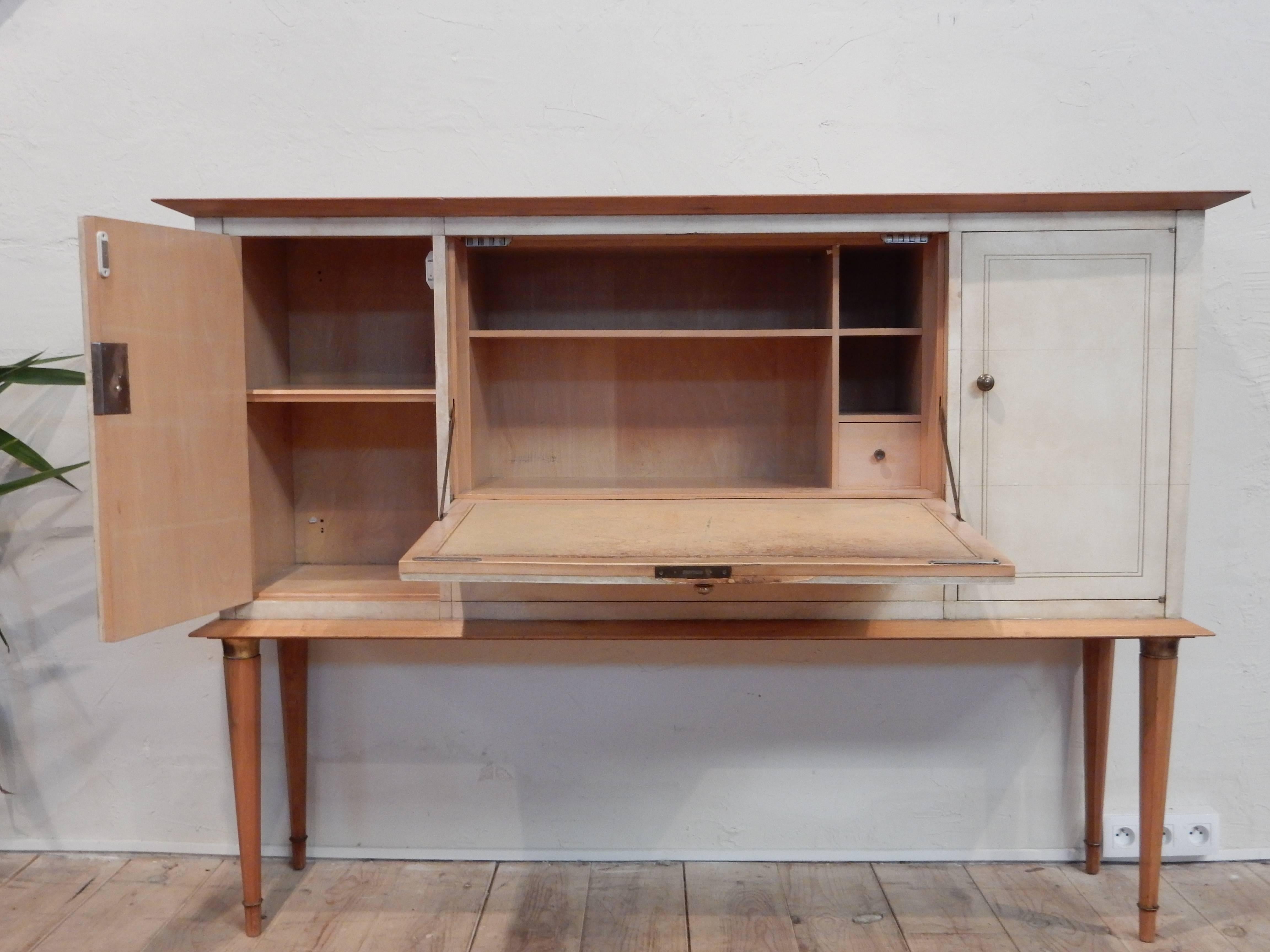 An important piece of furniture designed by Osvaldo Borsani made of parchment, light wood (sycamore), bronze sabots and leather, circa 1940.