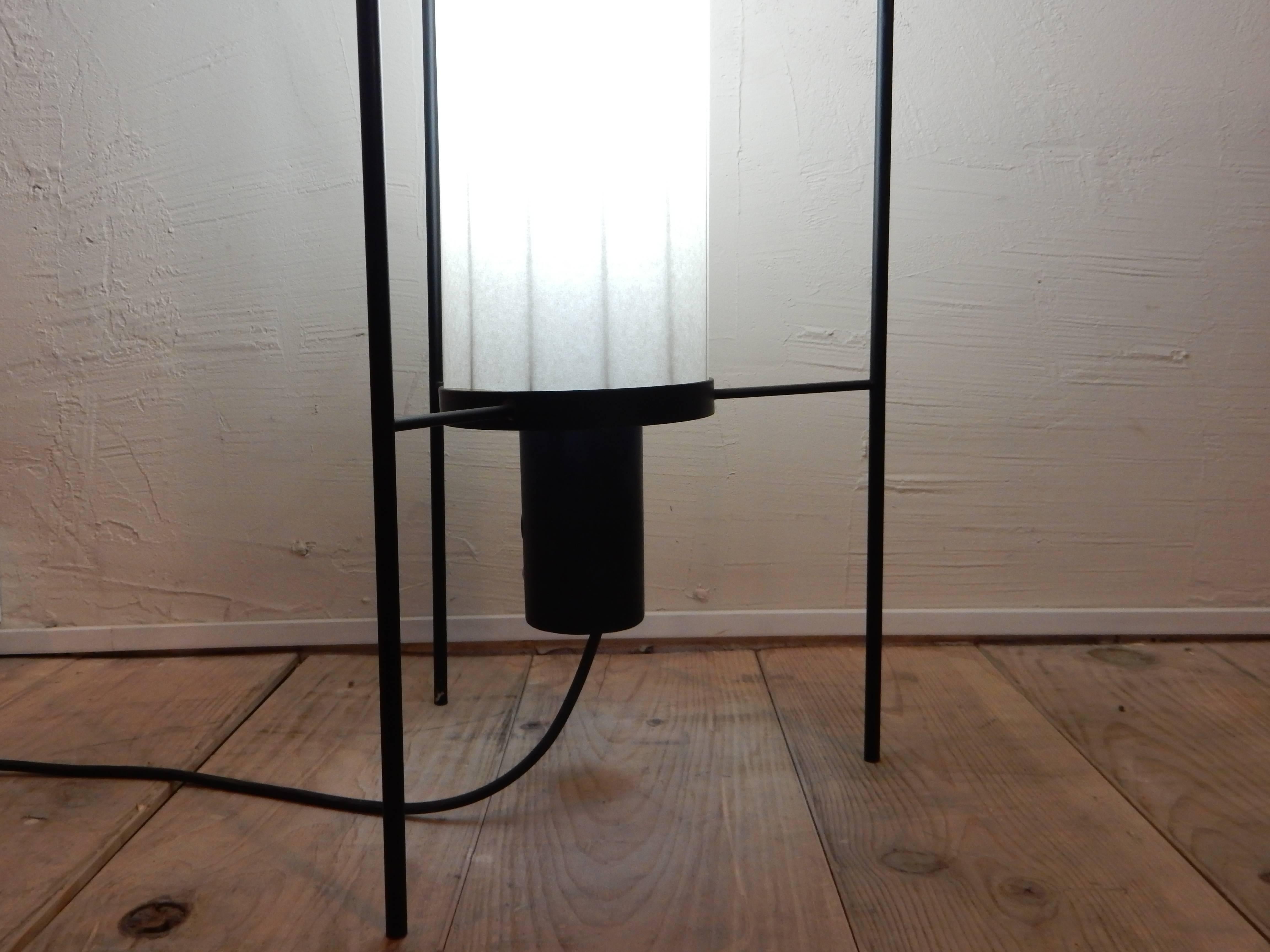 A very interesting and rare K46 floor lamp designed by Kho Liang Le for Artifort, circa 1957.
The lamp look like Japanese traditional rice paper lamp.
The structure is made of three black lacquered brass bars.
The 