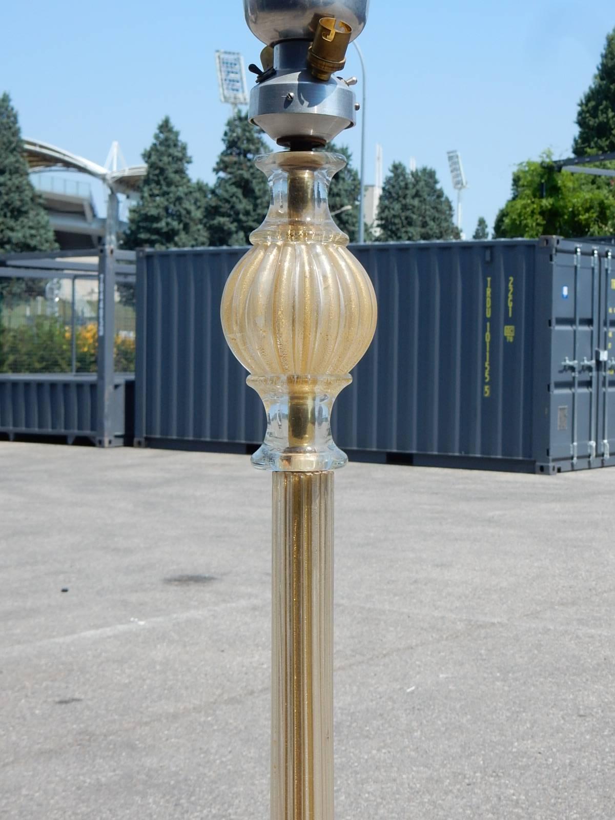 A very beautiful sparkling gold floor lamp Murano by Archimede Seguso circa 1960 in very good condition.