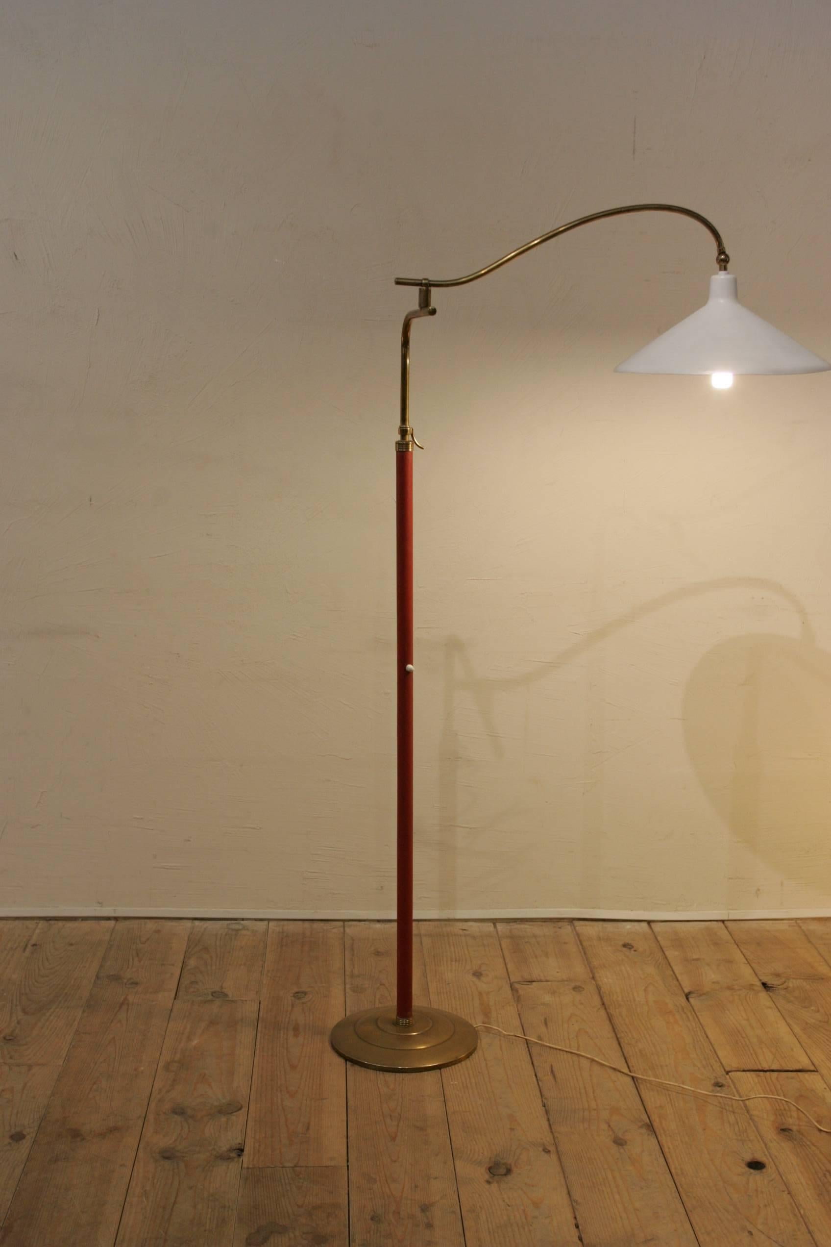 1960 Italian Floor Lamp Made of Leather and Brass For Sale 2