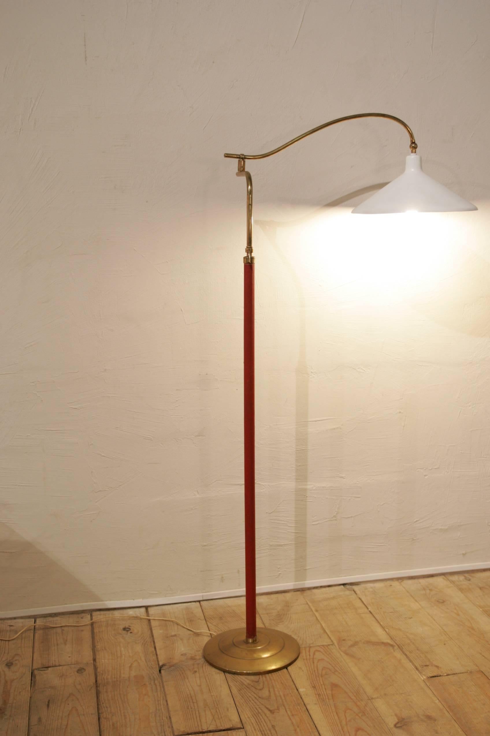 1960 Italian Floor Lamp Made of Leather and Brass For Sale 4