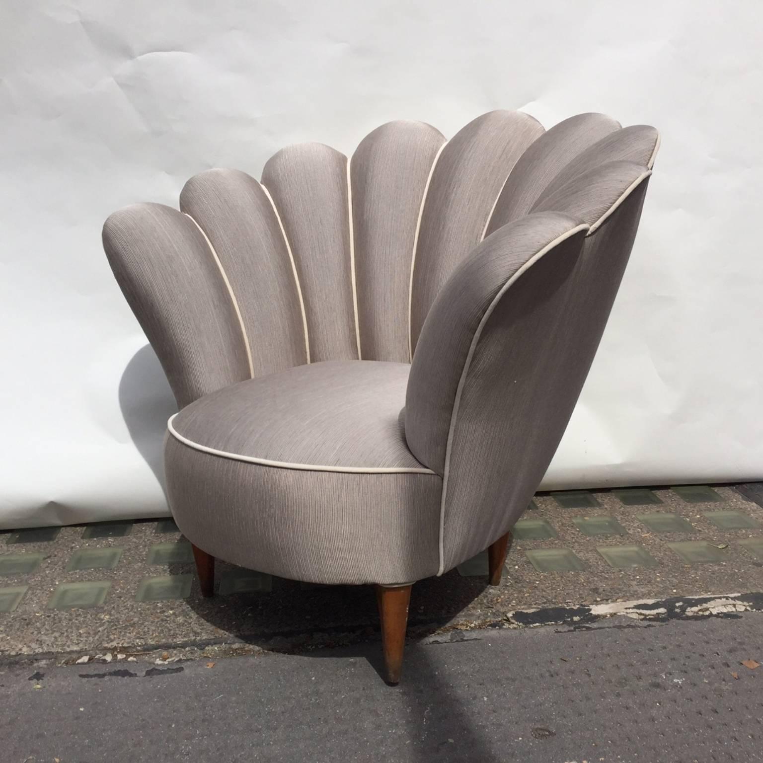 Pair of beautiful armchairs in the shape of the flower,
reupholstered in gray fabric and white piping with a wooden feet, 
Italian, circa 1950s.