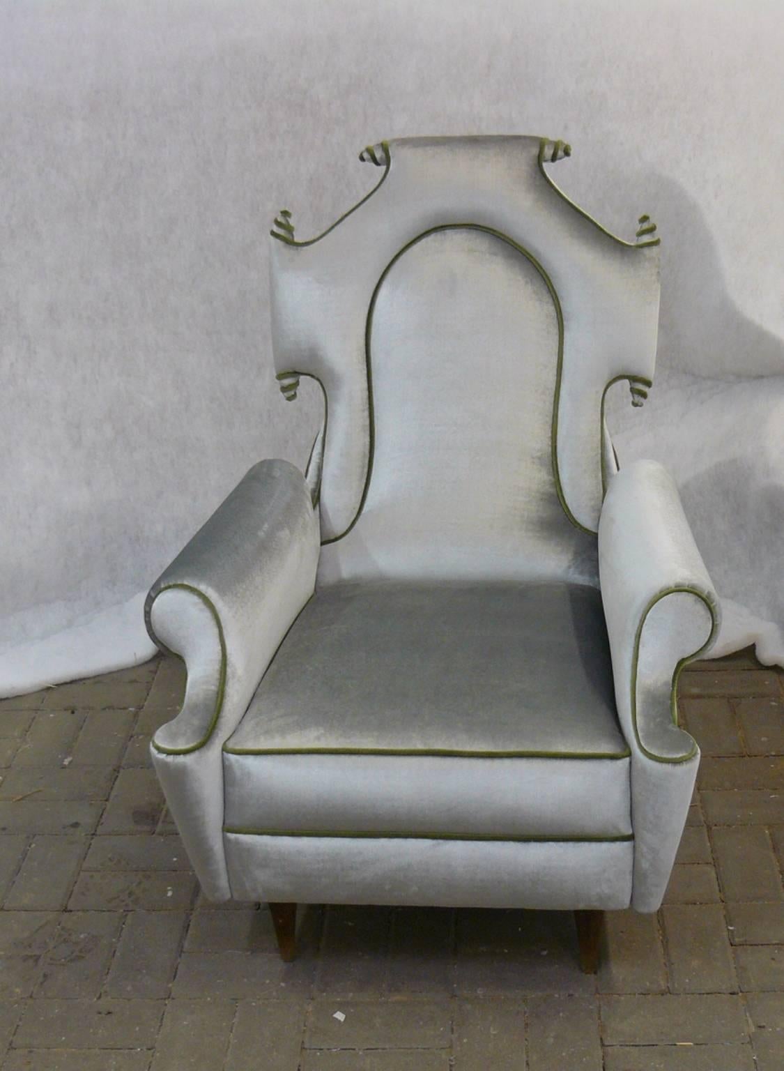 A pair of rare unusual shape armchairs in Hollywood Regency style,
reupholstered in silver velvet and green piping of dark polished wooden feet.
Italian-Venecia, 1950s.