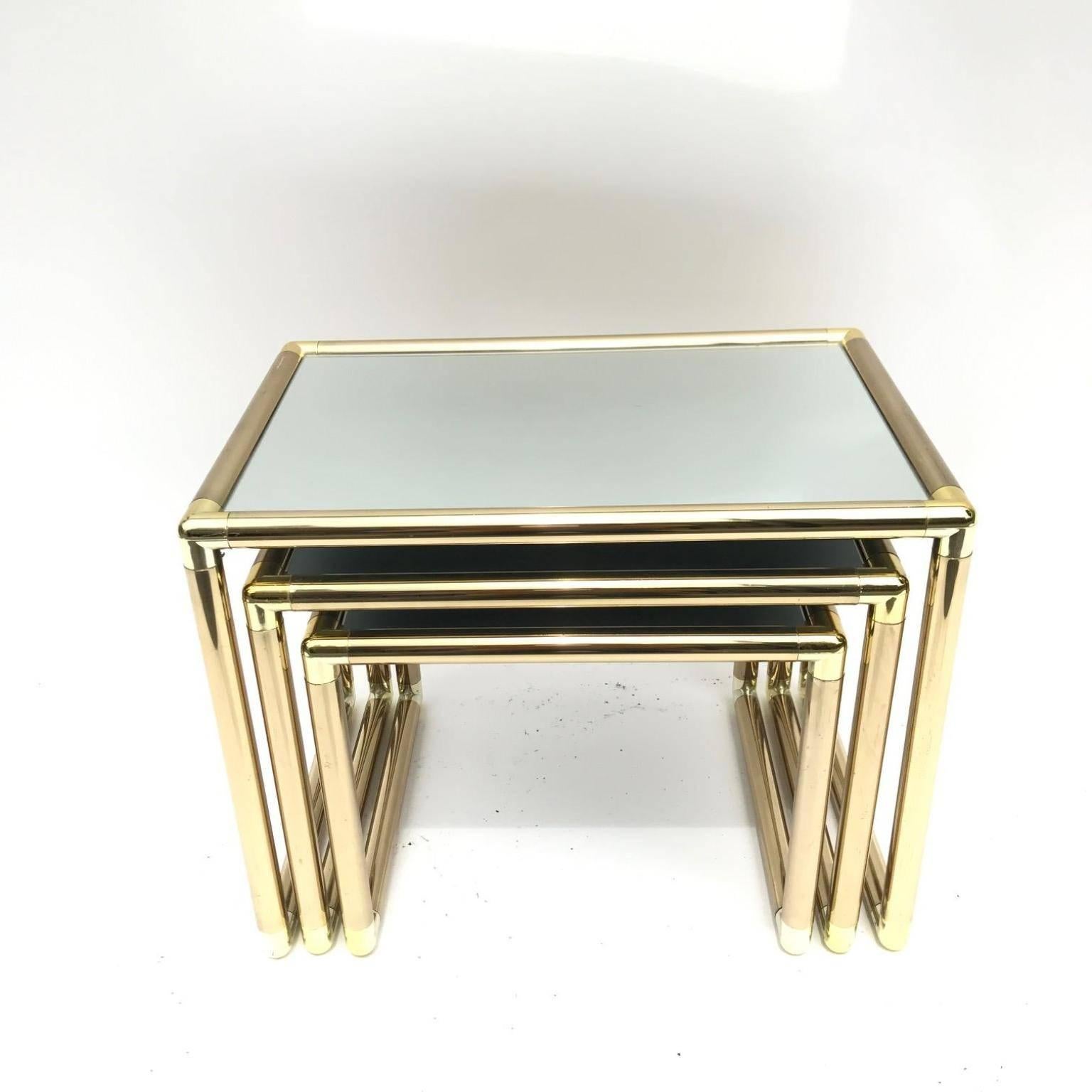 Beautiful finish copper and brass corners and mirror tops nesting tables,
Italy, circa 1960s.