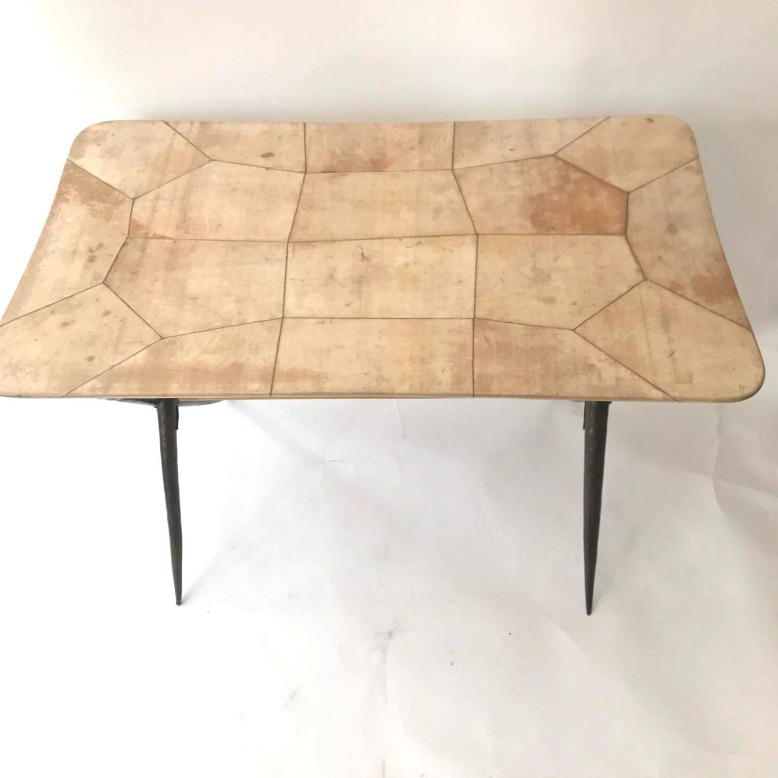 This unusual rare coffee table with parchment top and feet made of Antelope horns supported by brass rod in the middle. Italian, circa 1950s by Aldo Tura.