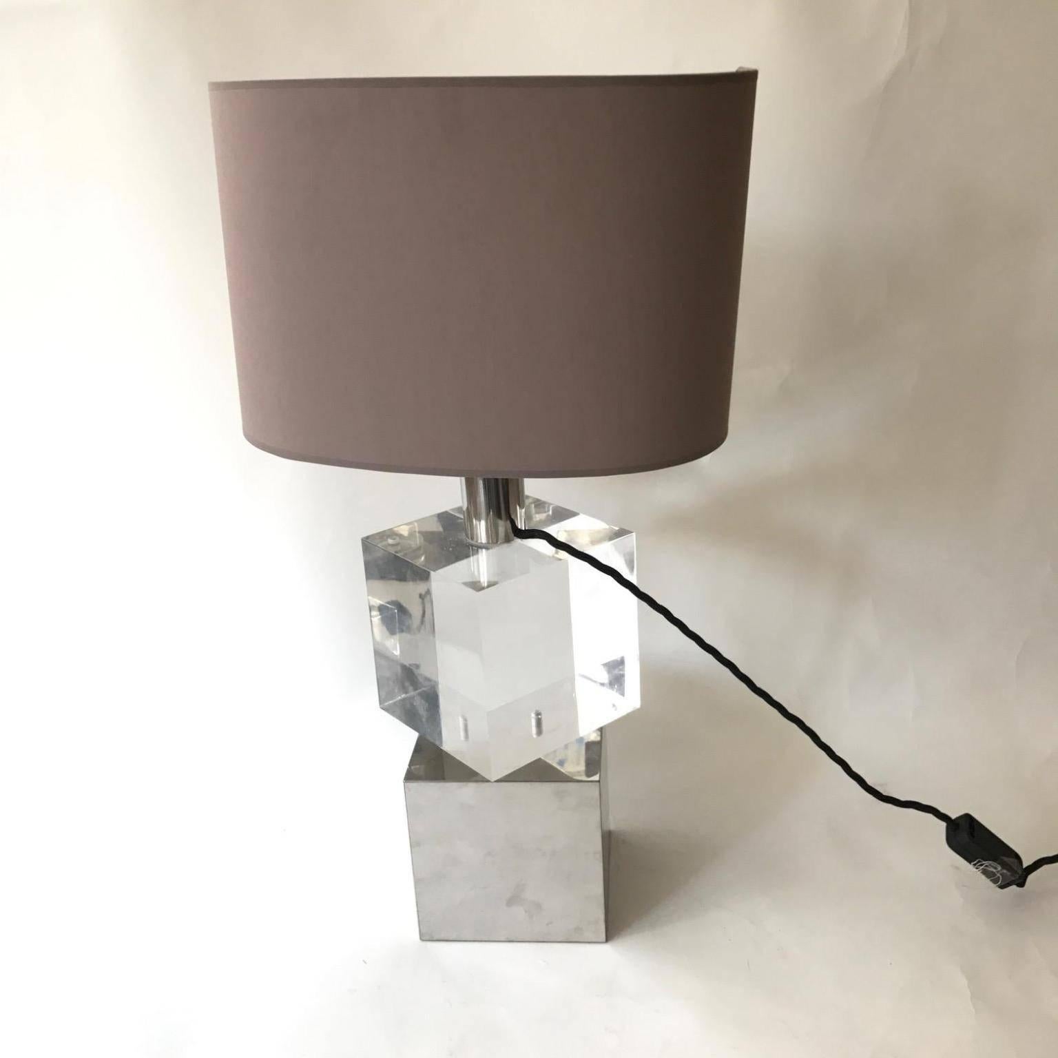 Vintage unusual table lamp with Lucite and chrome cubes with a rod between them that let cubes move around in any position you like, Italian, circa 1970s.