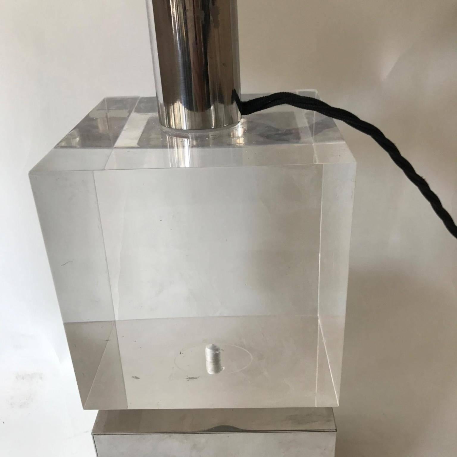 1970s Italian Lucite and Chrome Table Lamp In Good Condition For Sale In London, GB