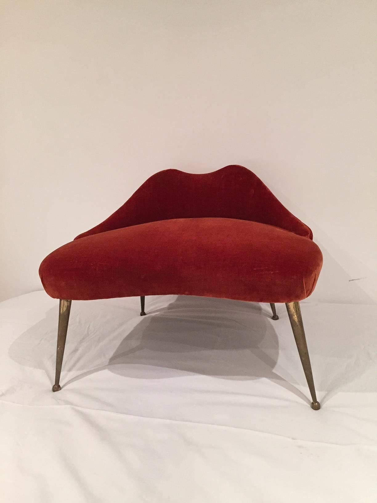 This beautiful and unusual stool in the shape of the lips been found in Italy, circa 1950.
Reupholstered in red velvet, and have brass polished feet.