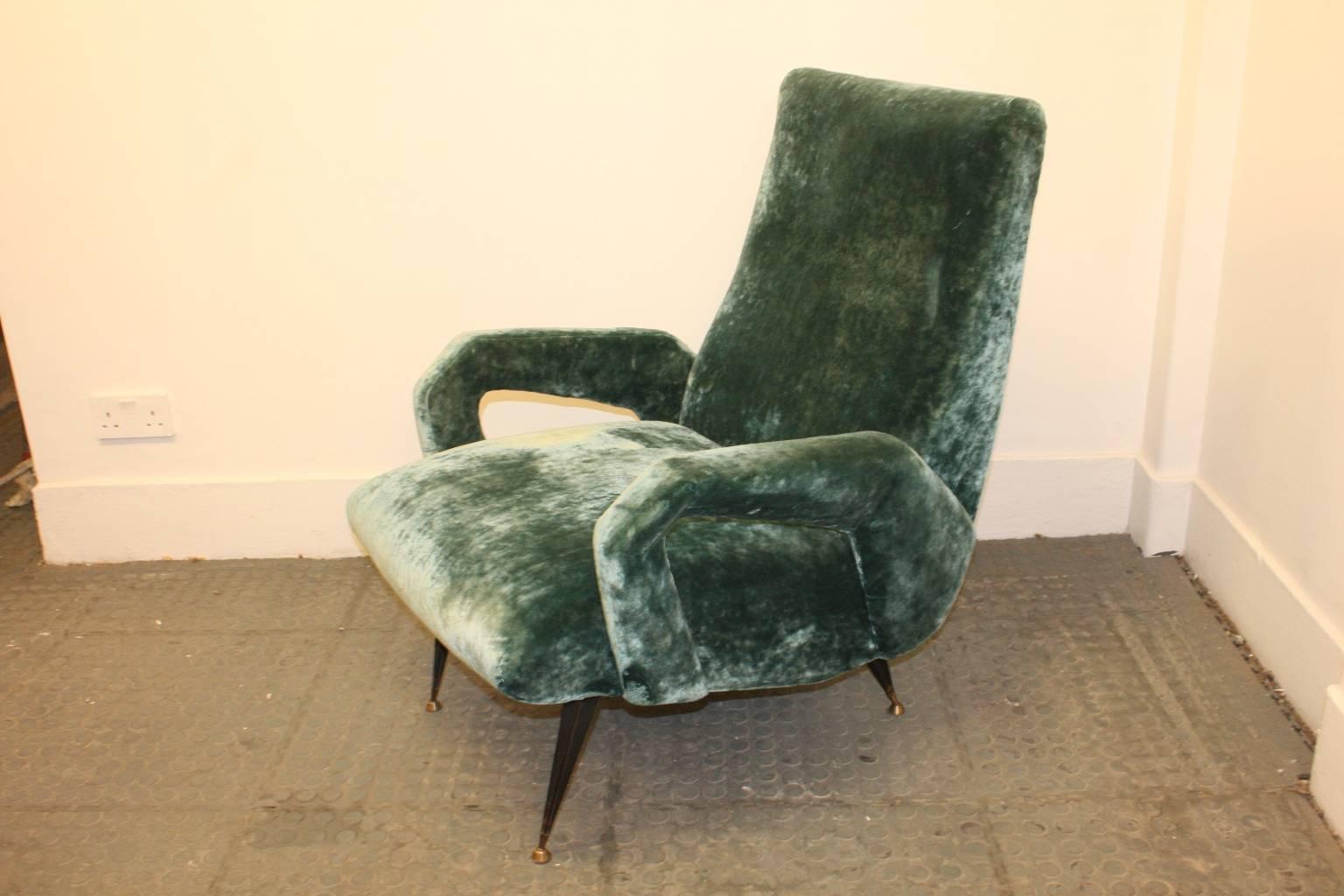 Elegant single open arms chair re-upholstered in nice turquoise green velvet,
on black metal feet, Italian 1950s.
 