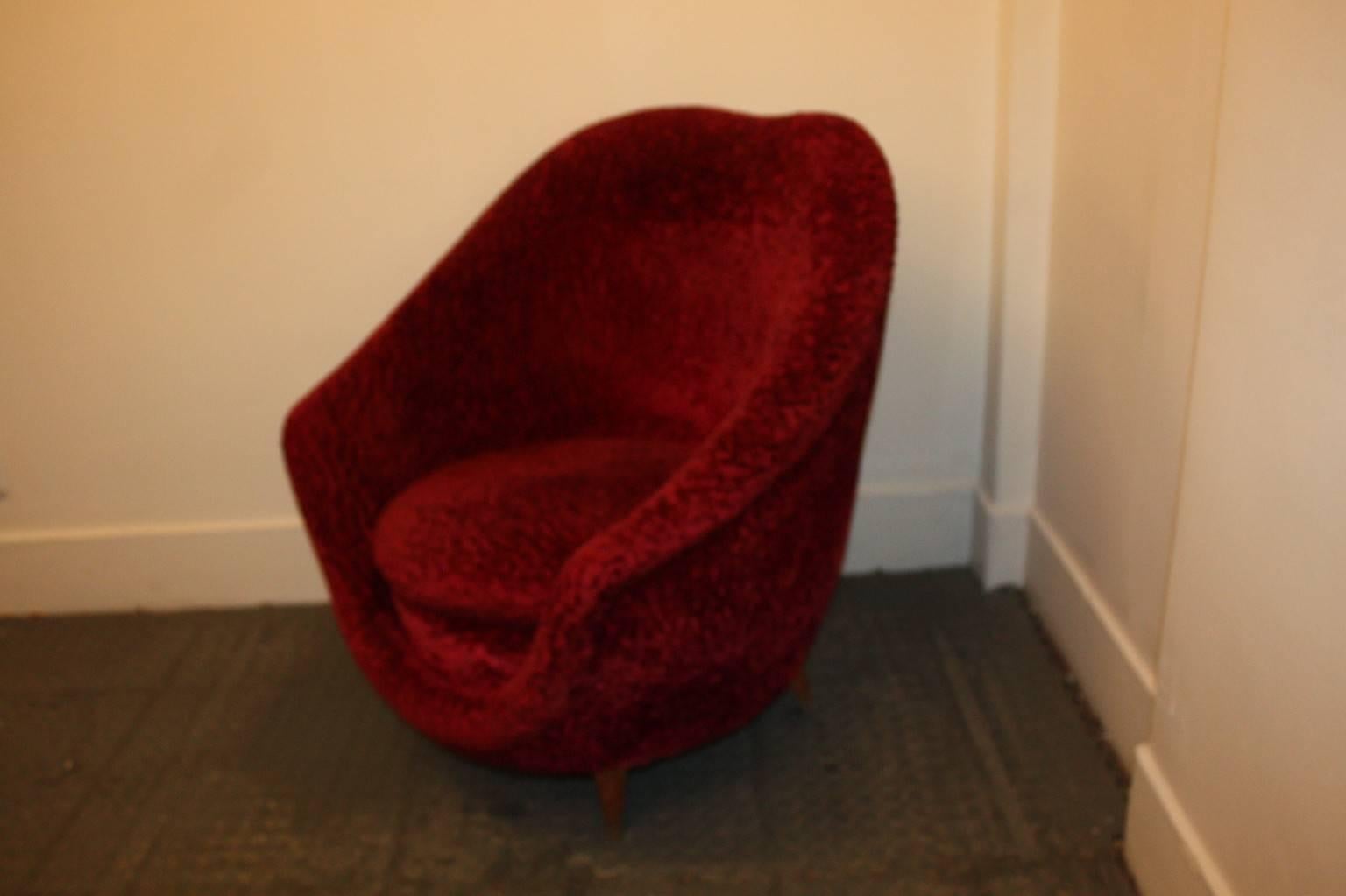 A pair elegant armchairs with original red velvet 1950s Italian by Munari.