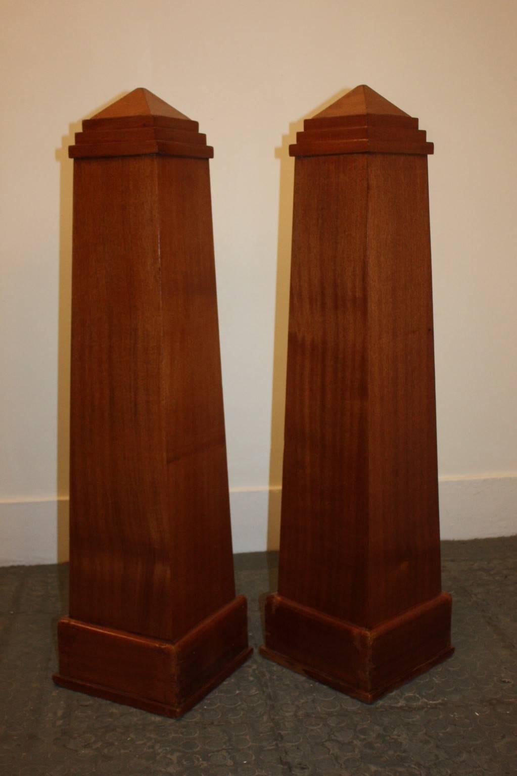 A pair of obelisks in walnut, Italian, 1970.