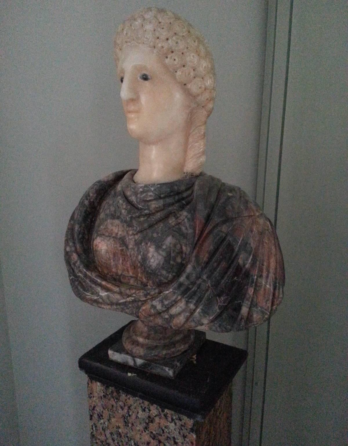 Bust of a Woman on a Roman Antique Column in Egyptian Granit In Good Condition For Sale In London, GB