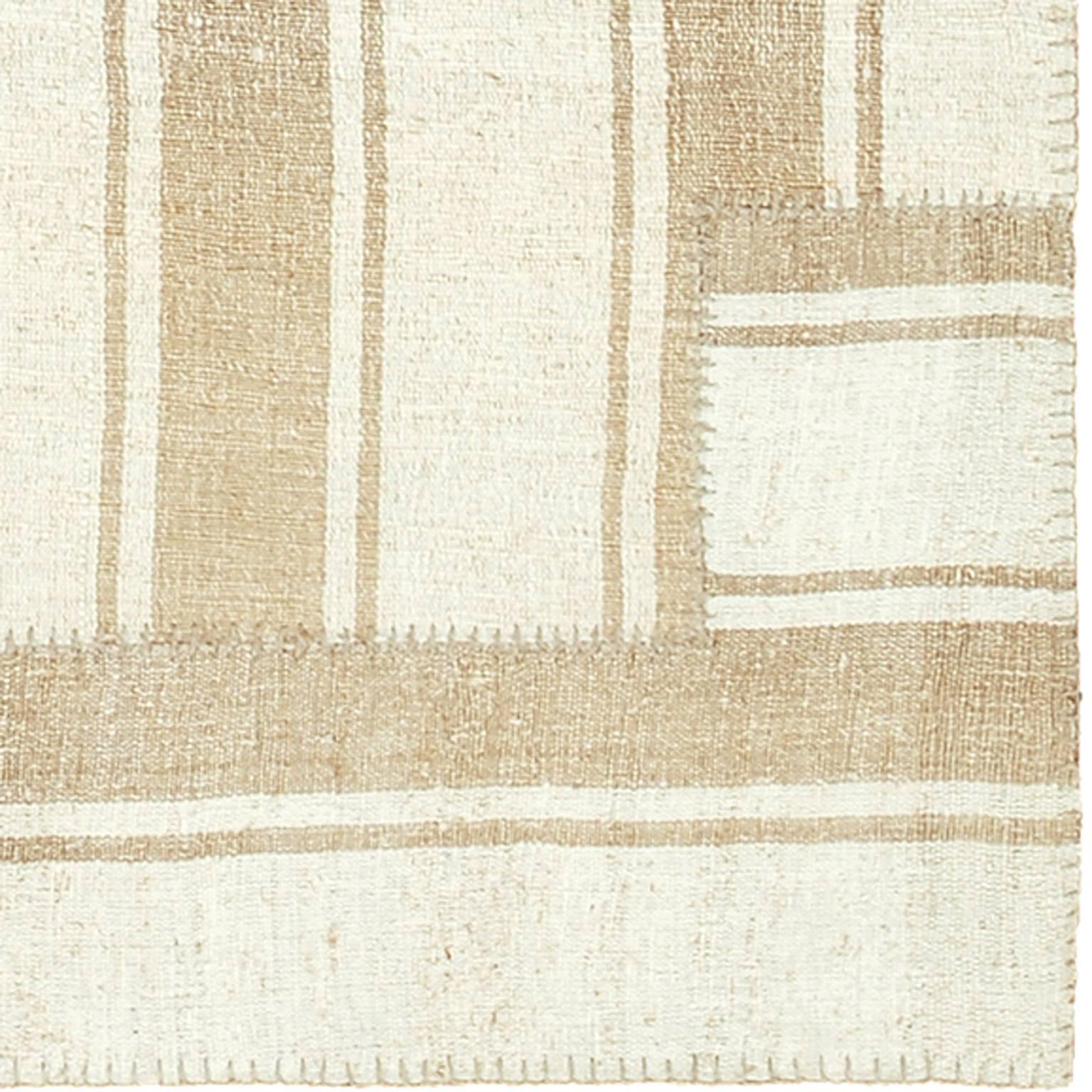 Composizione kilim vintage - The Gate design. Pannelli turchi vintage, a trama grossa, color avena con morbide strisce color cammello. Il punto: semplice-rinforzato e punto bottone sui bordi.