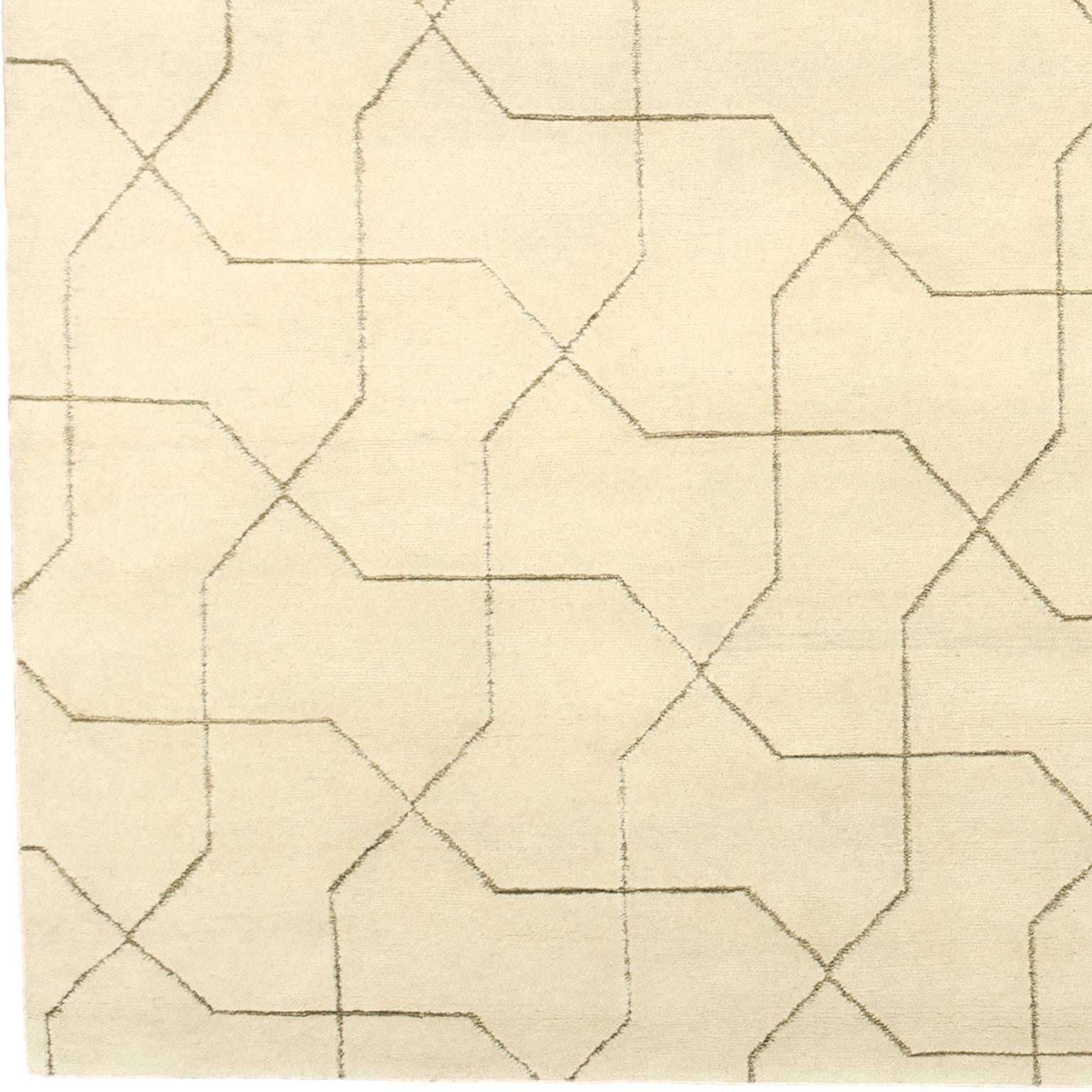 Tapis contemporain en forme de nœud papillon
Niveau unique, technique des poils coupés et des boucles.
Matière : Mélange de laine tibétaine non teintée et de soie, poils coupés.
Design/One : Fibre de chanvre naturelle, boucle.