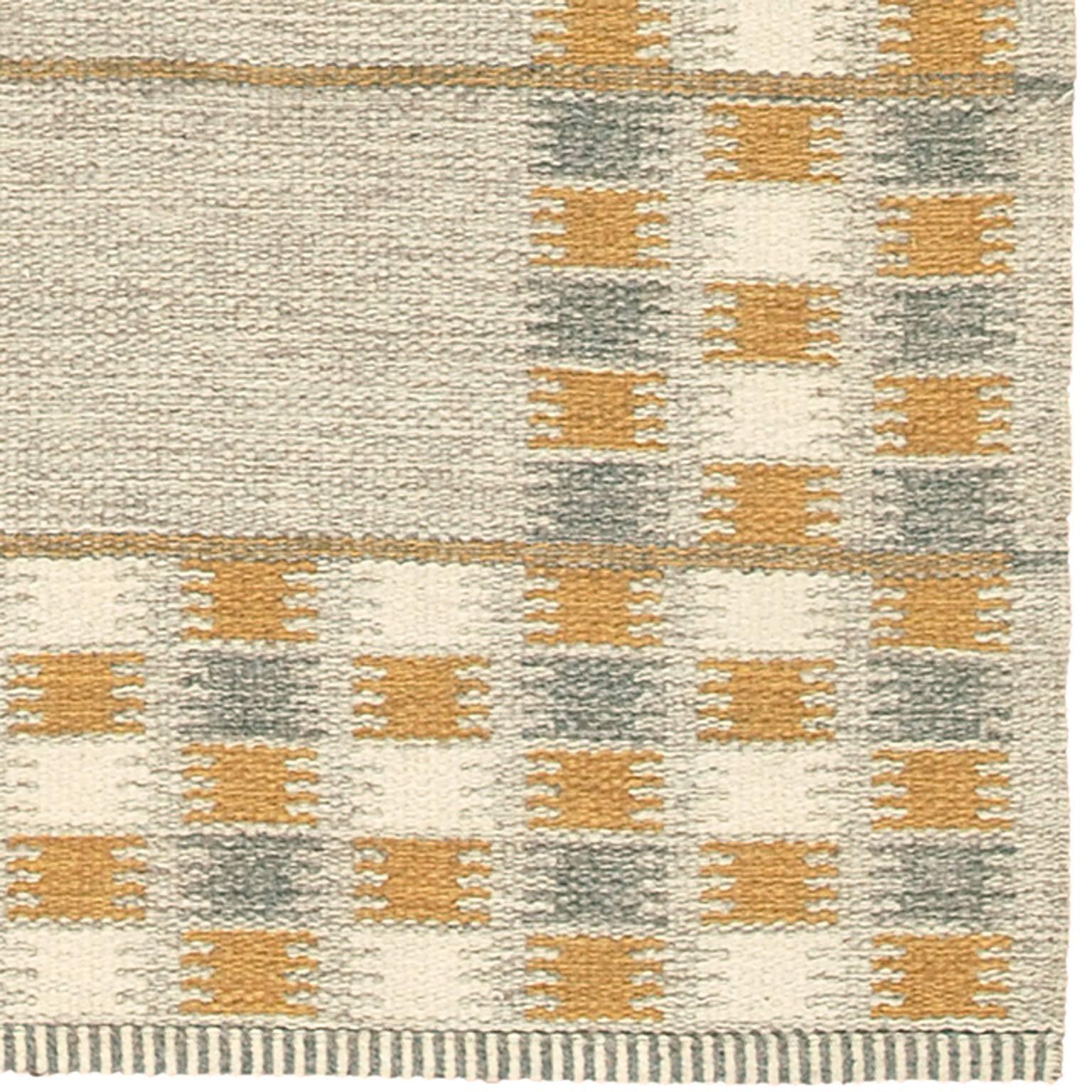 Mid-20th Century Double Sided Swedish Flat Weave Carpet In Good Condition For Sale In New York, NY
