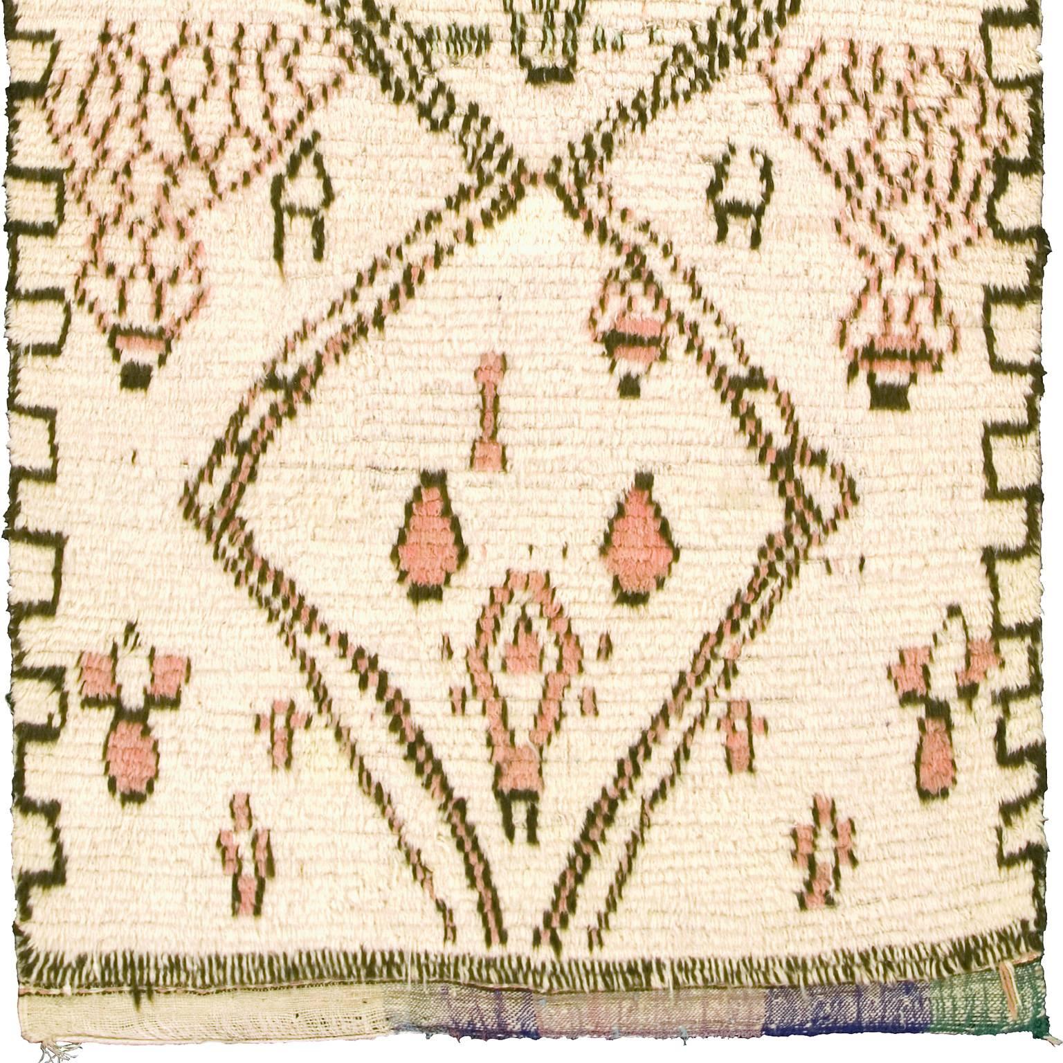 Marokkanischer Beni Ouarain Teppich aus der Mitte des 20
Marokko, um die Mitte des 20. Jahrhunderts
Handgewebt.