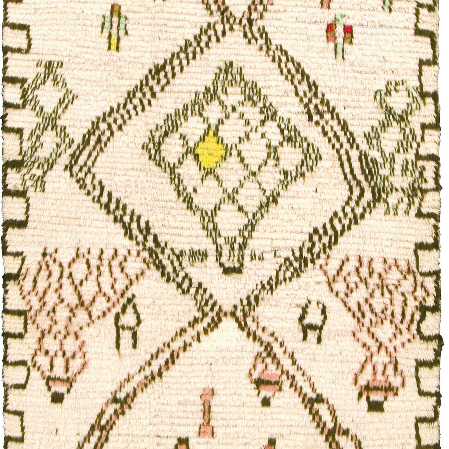Hand-Woven Mid-20th Century Moroccan Beni Ouarain Carpet For Sale