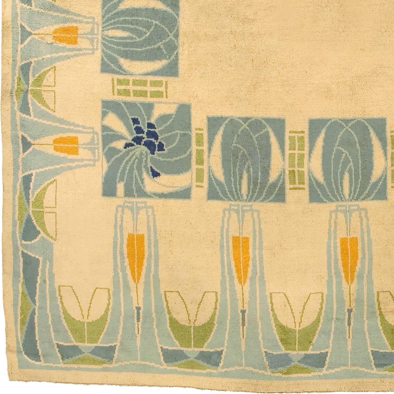 Wiener Teppich, 1910
Österreich, um 1910

Dieser Teppich ist ein klassisches Beispiel für ein Stück, das in Anlehnung an die fortschrittlichen Trends in der europäischen dekorativen Kunst in den ersten Jahren des zwanzigsten Jahrhunderts